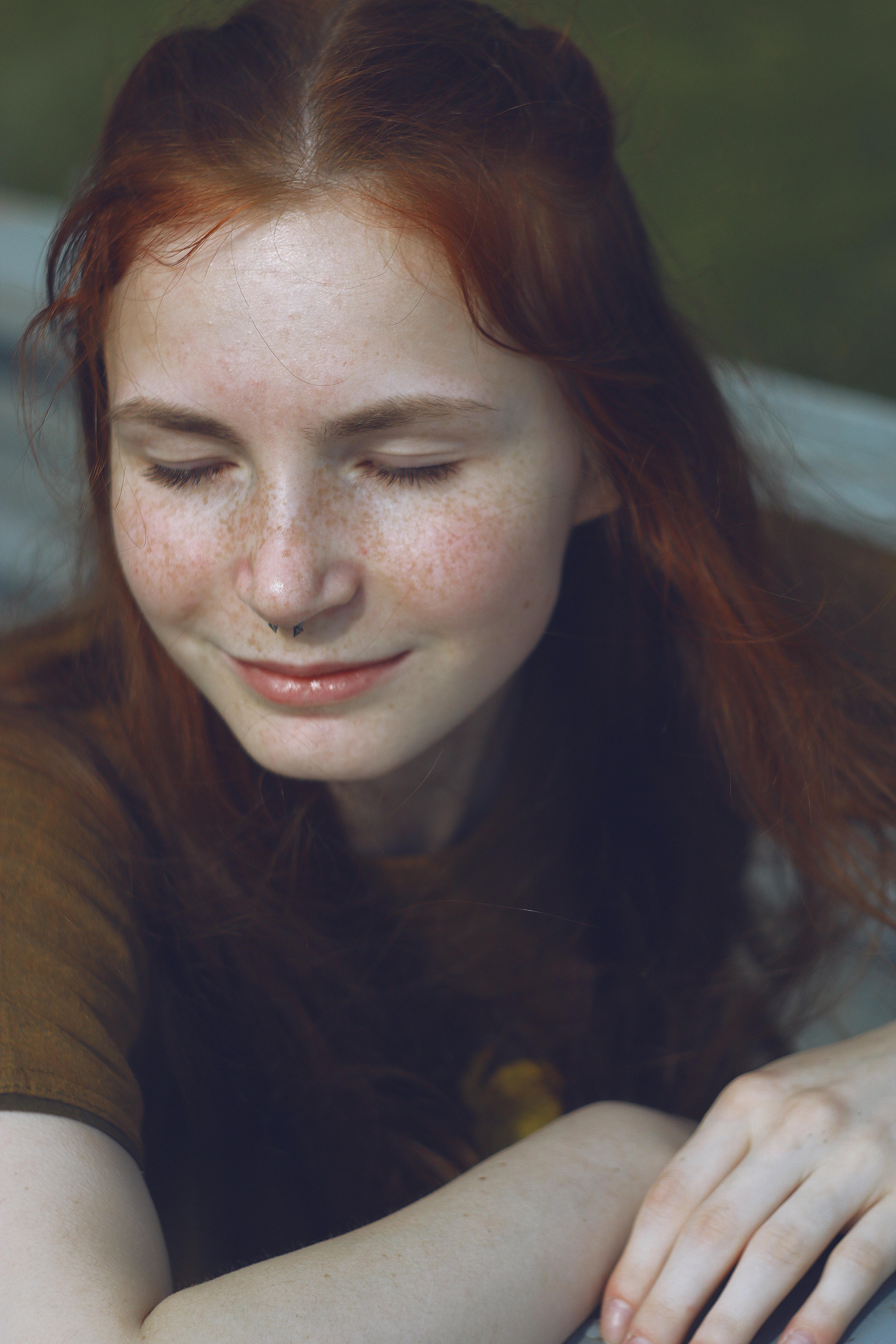 Une fille rousse heureuse | Source : Pexels