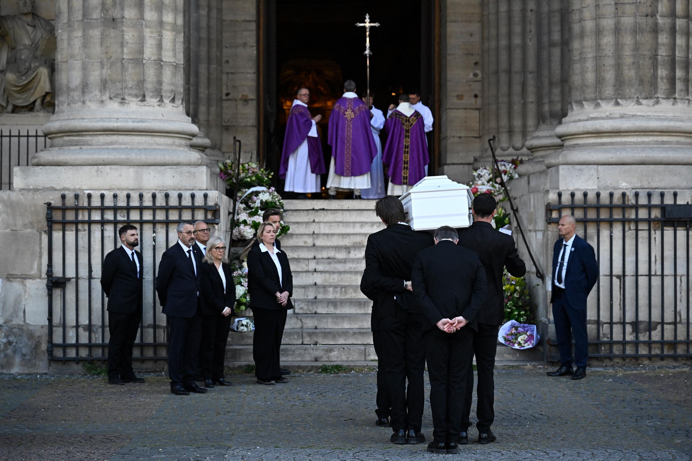 Le cercueil de l'actrice française Nathalie Baye porté à l'intérieur de l'église Saint-Sulpice lors de ses funérailles à Paris, le 24 avril 2026. La star de cinéma française Nathalie Baye est décédée à Paris le 17 avril 2026, à l'âge de 77 ans I Source : Getty Images