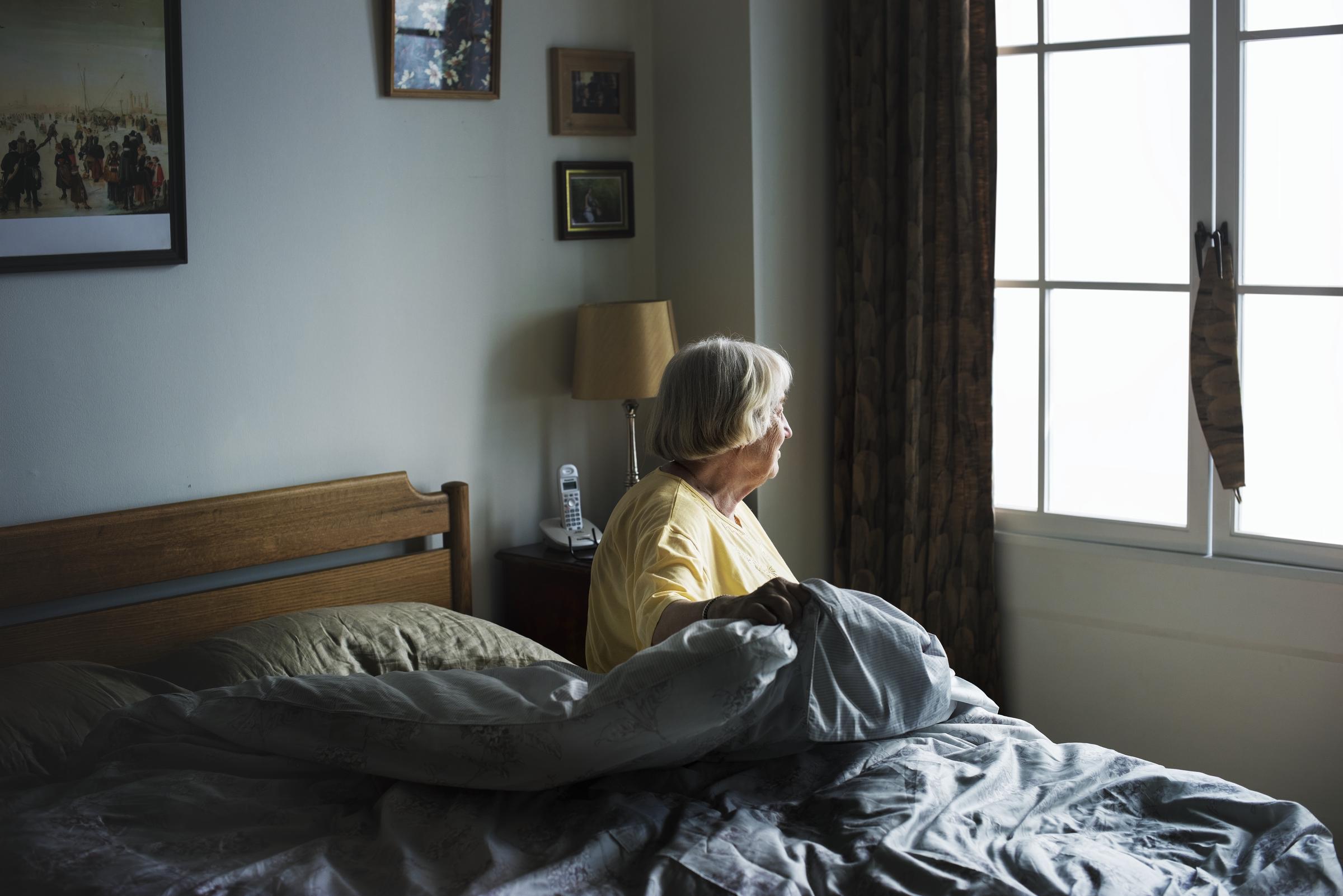 Une femme âgée dans sa chambre | Source : Freepik