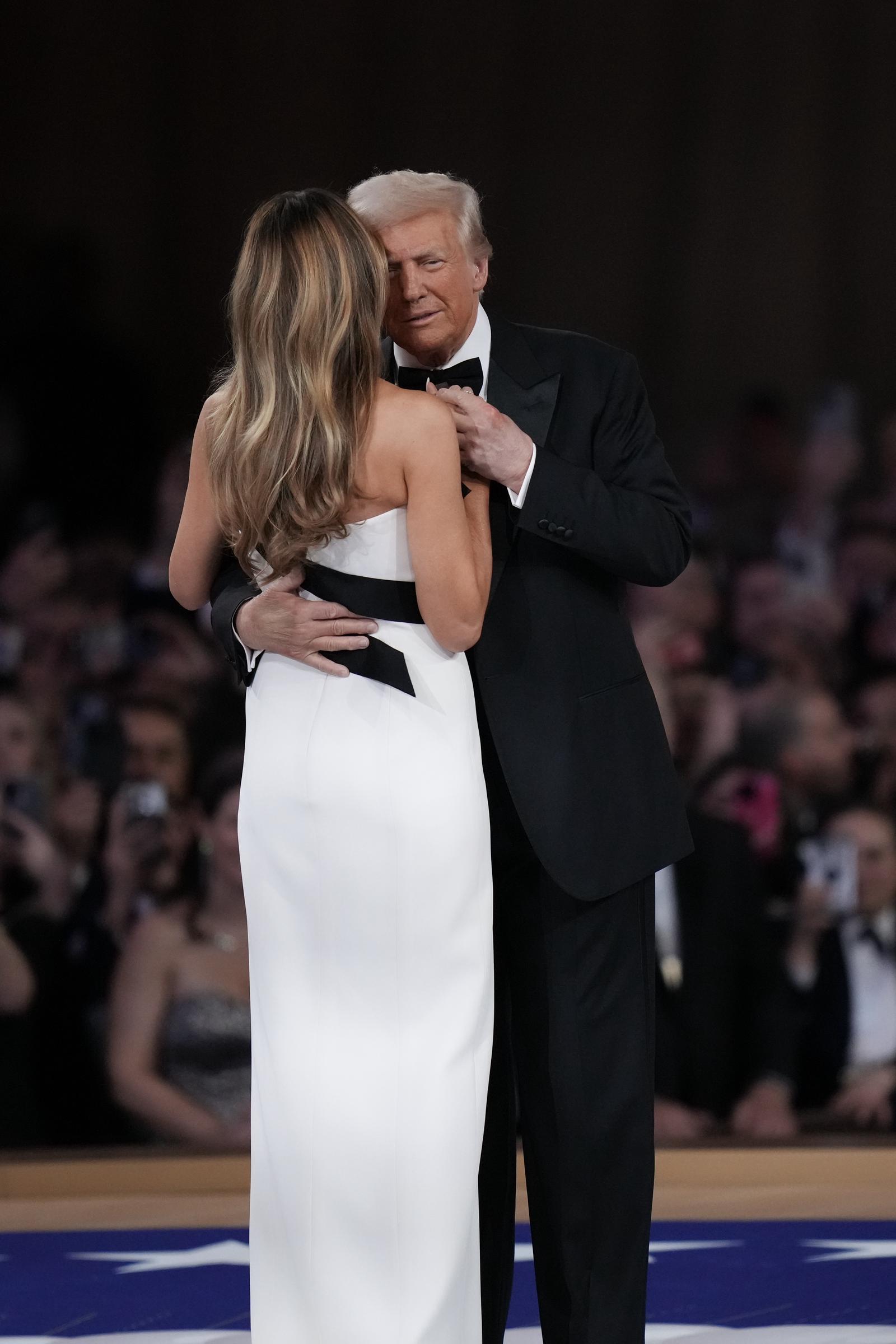 Le président américain Donald Trump danse avec sa femme Melania Trump lors du Liberty Inaugural Ball à Washington, DC, le 20 janvier 2025 | Source : Getty Images