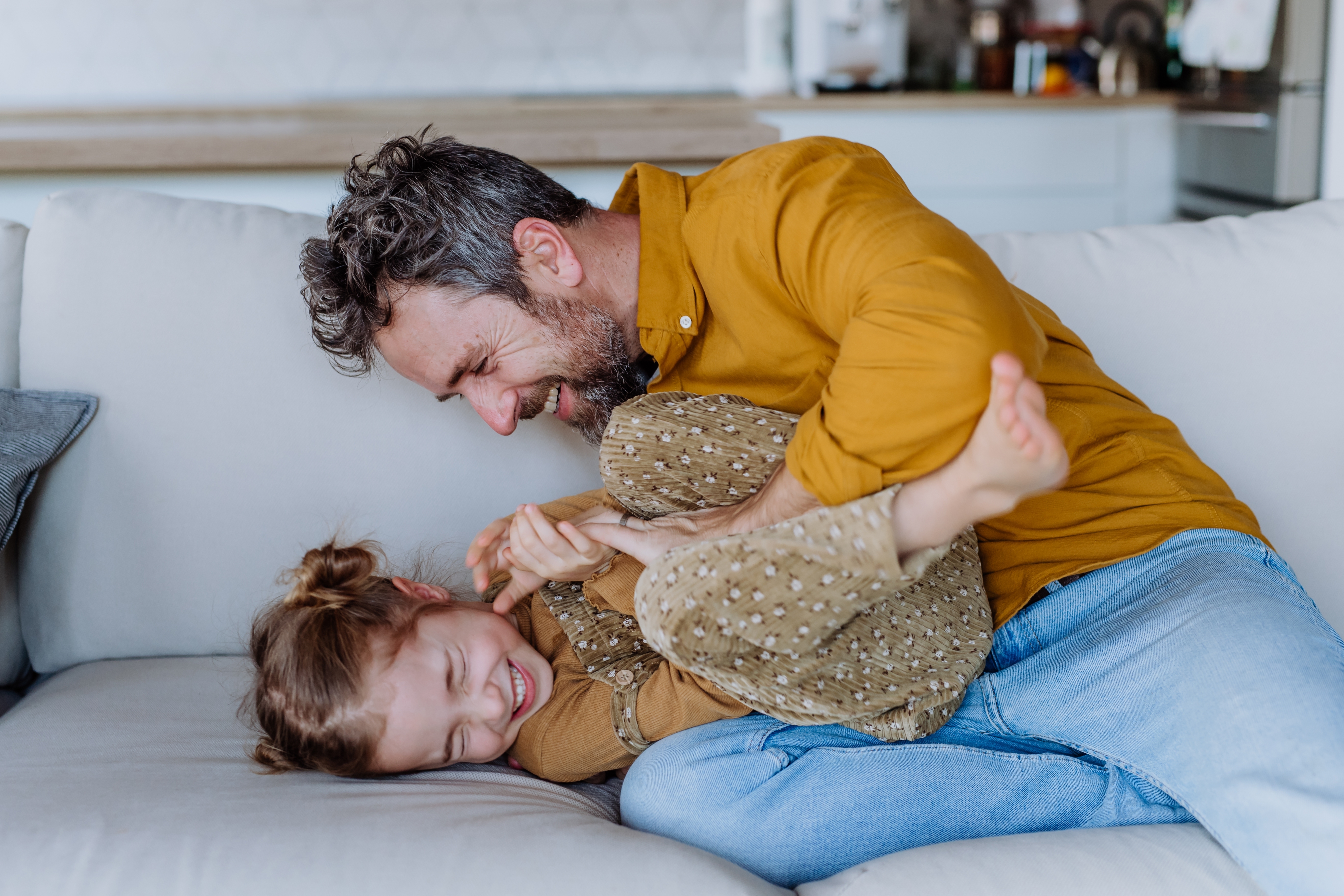 Père et fille ayant un moment de complicité. | Source : Shutterstock