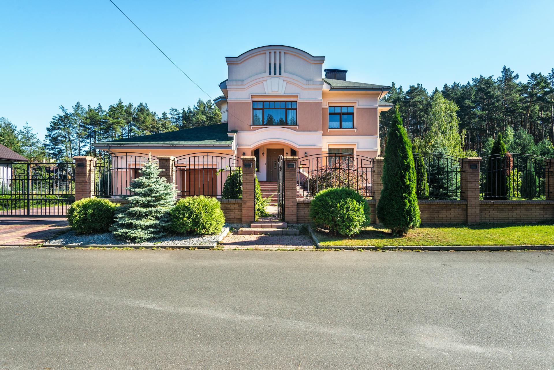 Une maison entourée d'une haute clôture | Source : Pexels