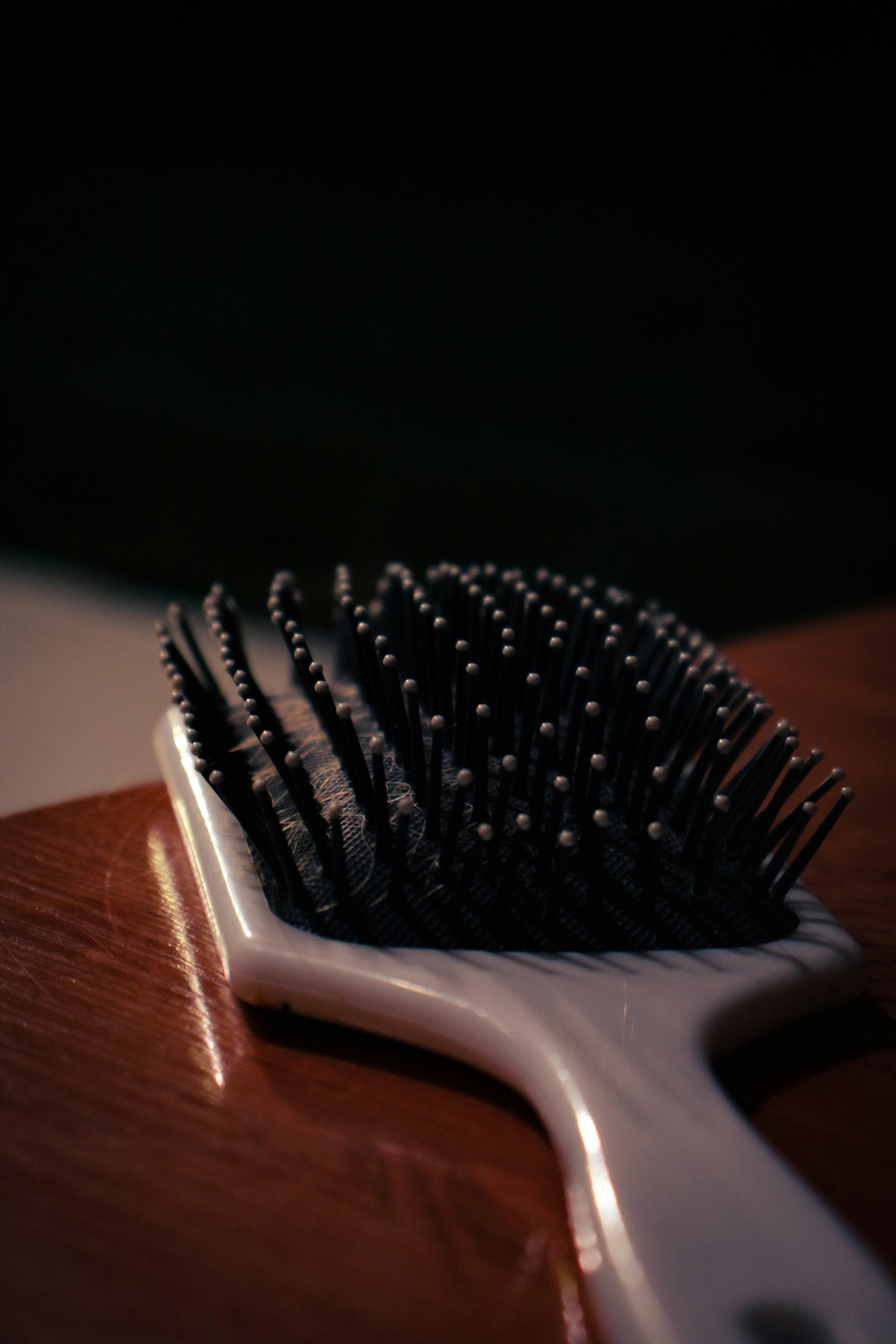 Une brosse à cheveux sur une coiffeuse | Source : Unsplash