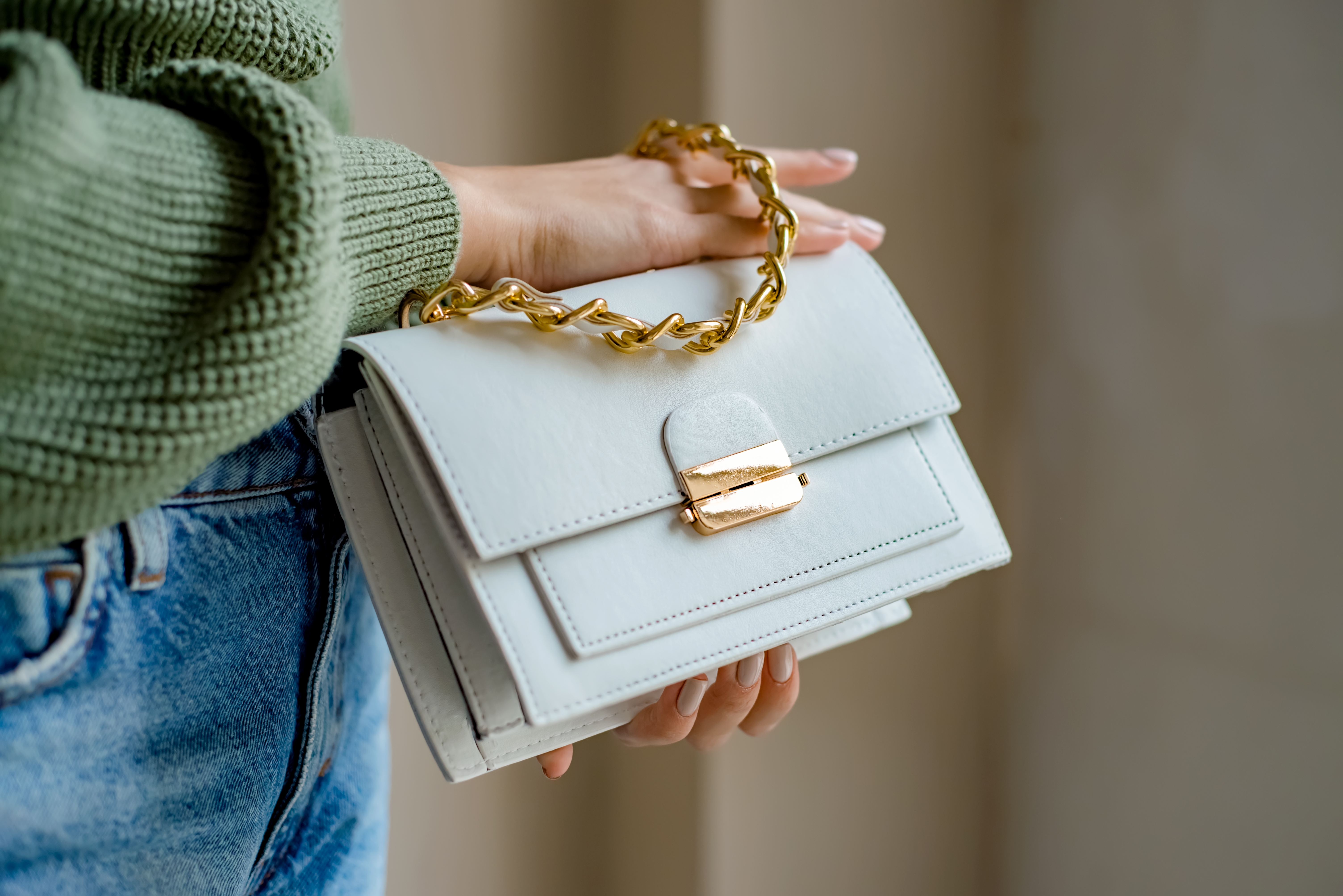 Une femme tenant un sac à main blanc | Source : Shutterstock