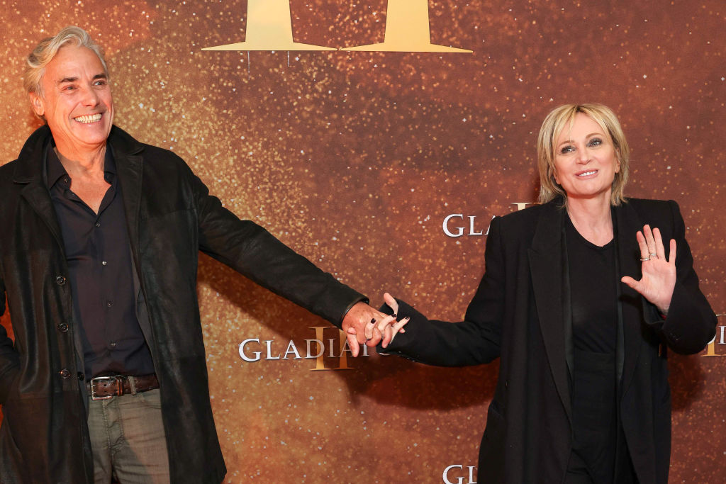 Patricia Kaas et un invité à la première de Gladiator II au Pathe Palace le 10 novembre 2024 à Paris, France.