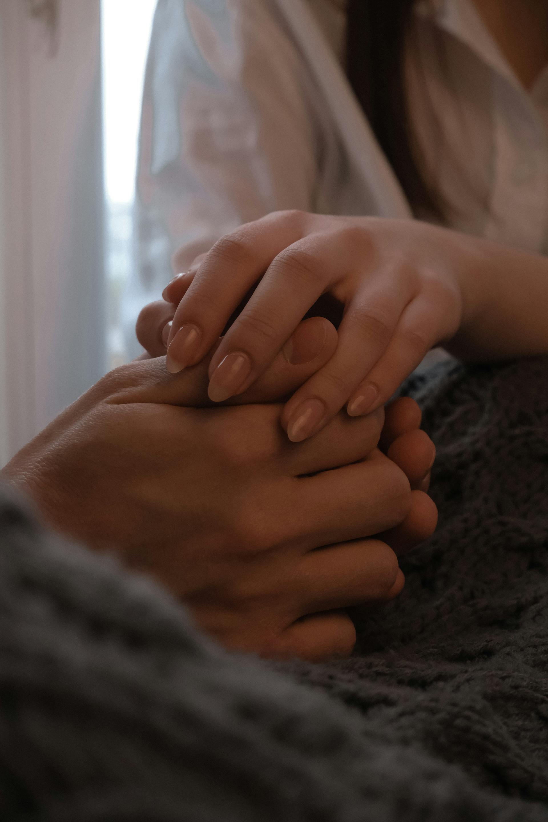 Un gros plan d'un couple se tenant par la main | Source : Pexels