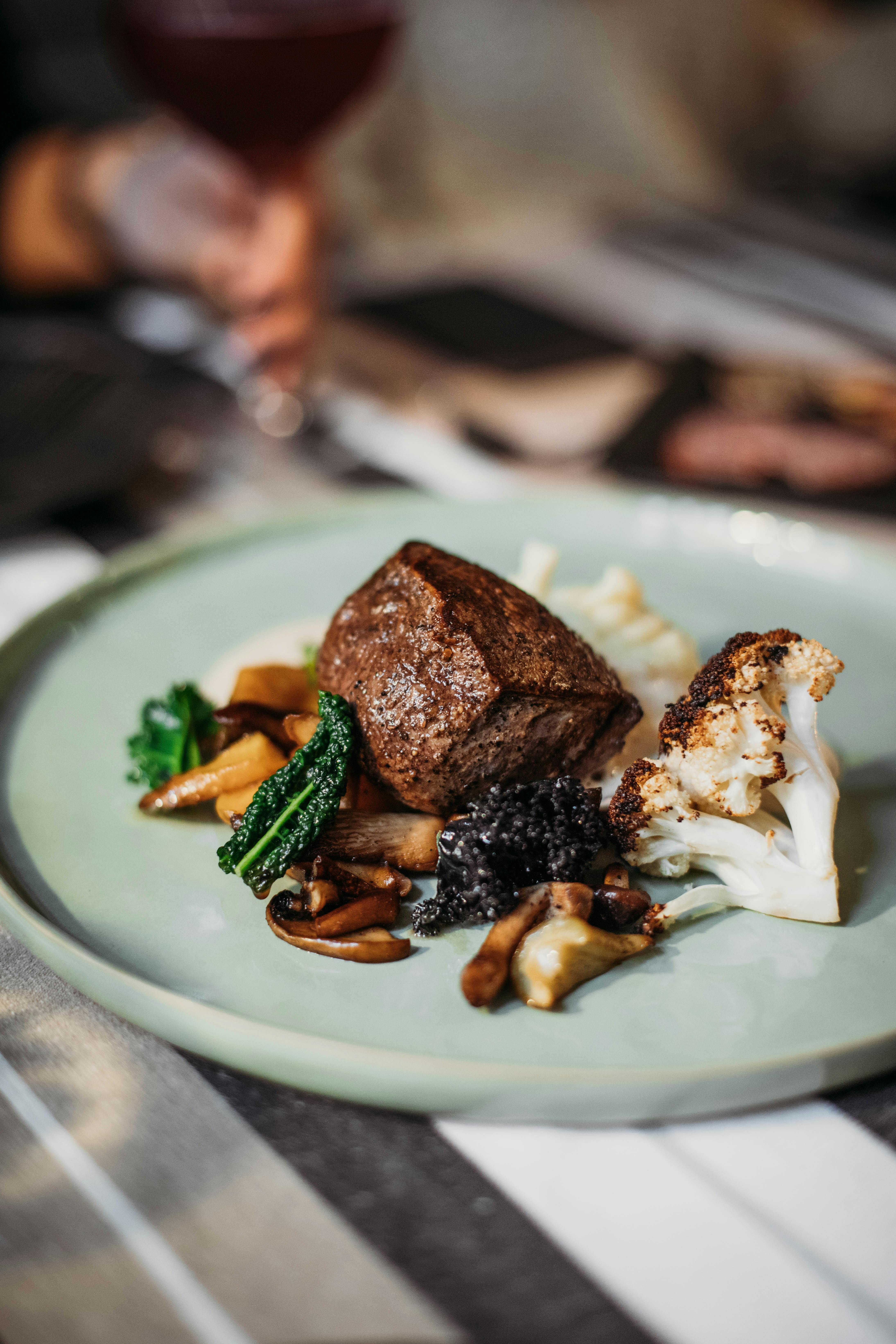 Steak servi avec du chou-fleur | Source : Pexels