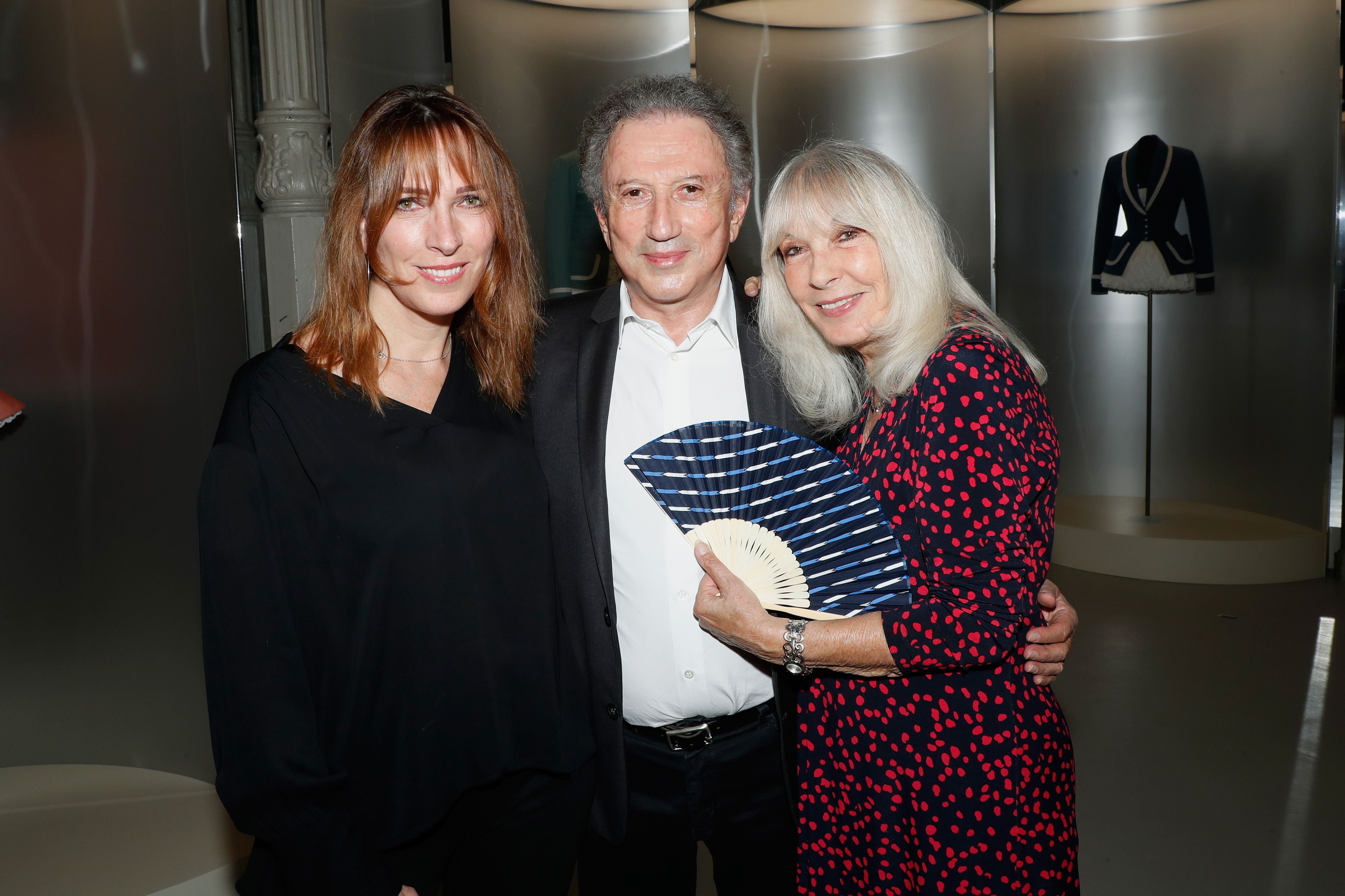 Stefanie Jarre, sa mère Dany Saval et Michel Drucker à la Galerie Azzedine Alaia le 1er juillet 2018 à Paris, France. | Photo : Getty Images