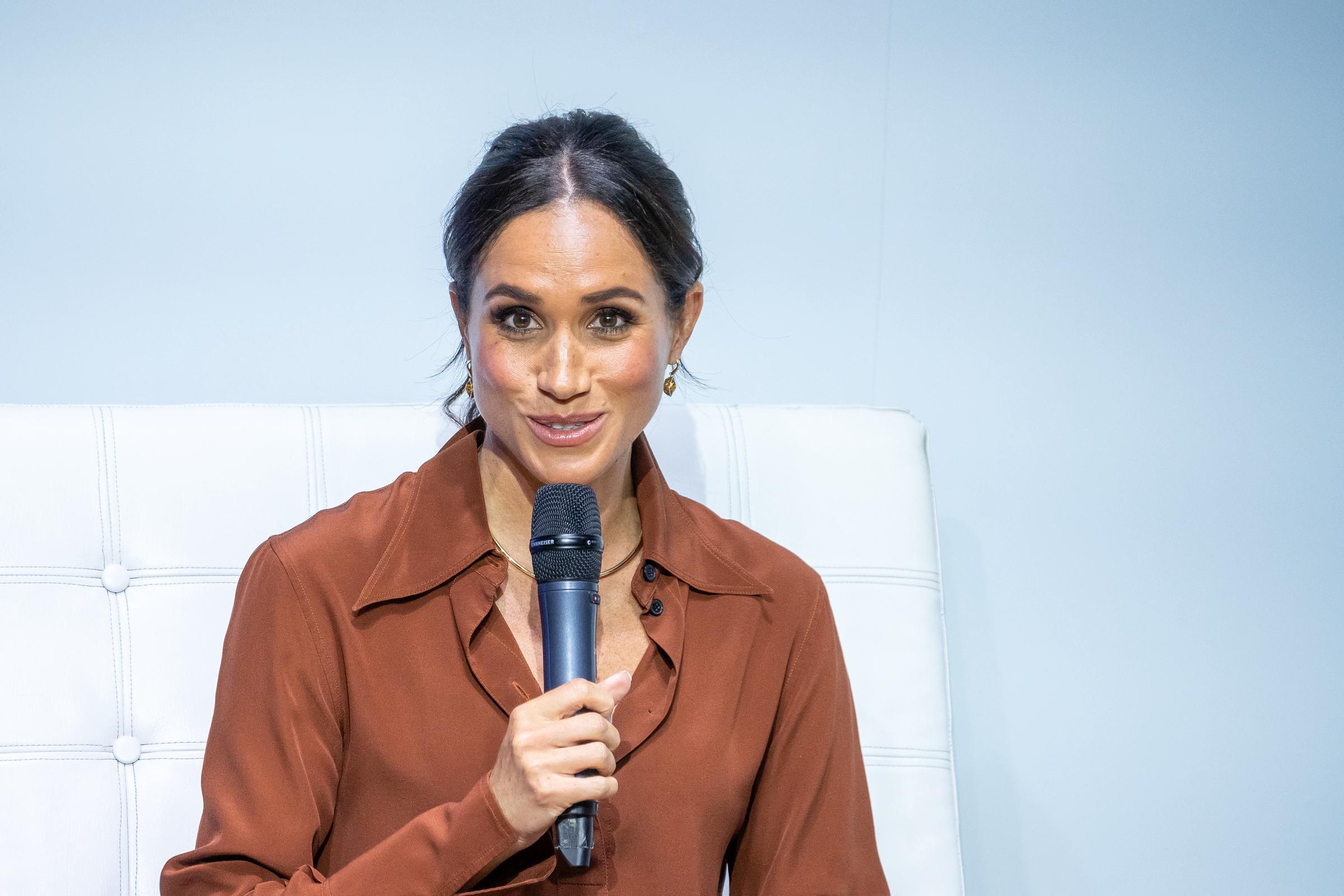 Meghan Markle parle sur scène à l'université EAN de Bogota, en Colombie, le 15 août 2024 | Source : Getty Images