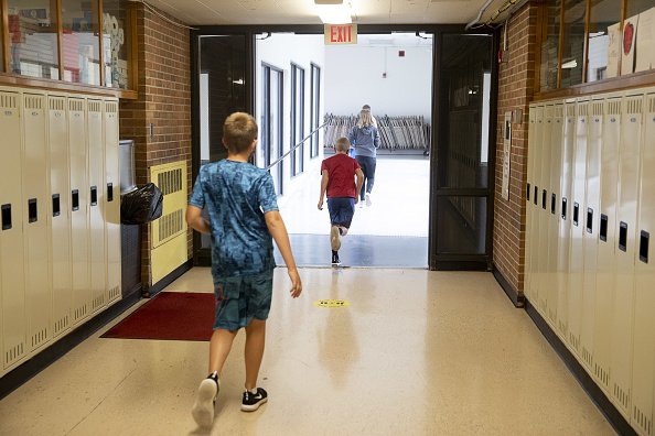 Des élèves marchent dans le couloir du lycée Logan Jr. à Princeton, Illinois, États-Unis, le mardi 1er septembre 2020. | Photo : Getty Images
