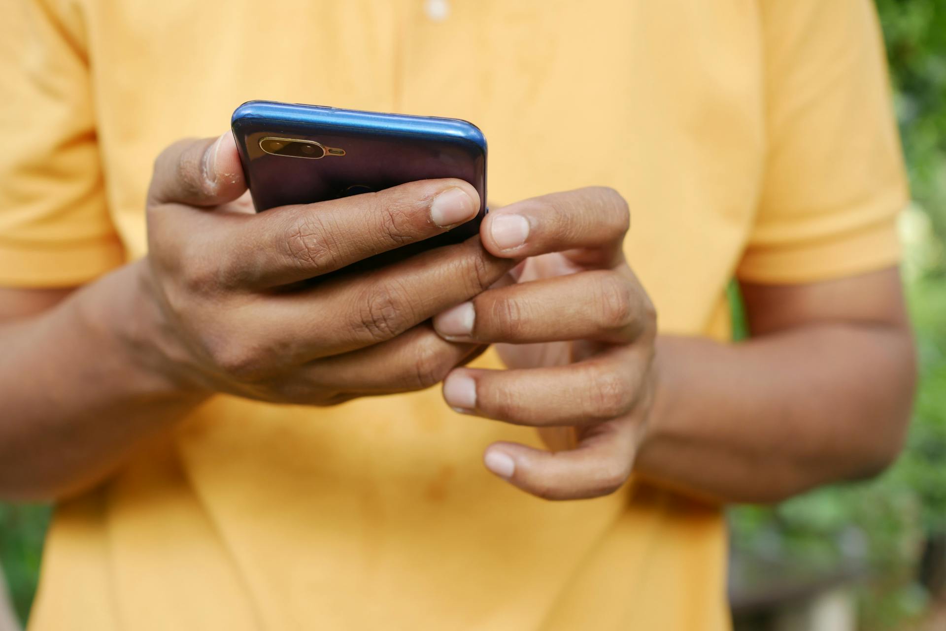 Un homme utilisant son téléphone | Source : Pexels