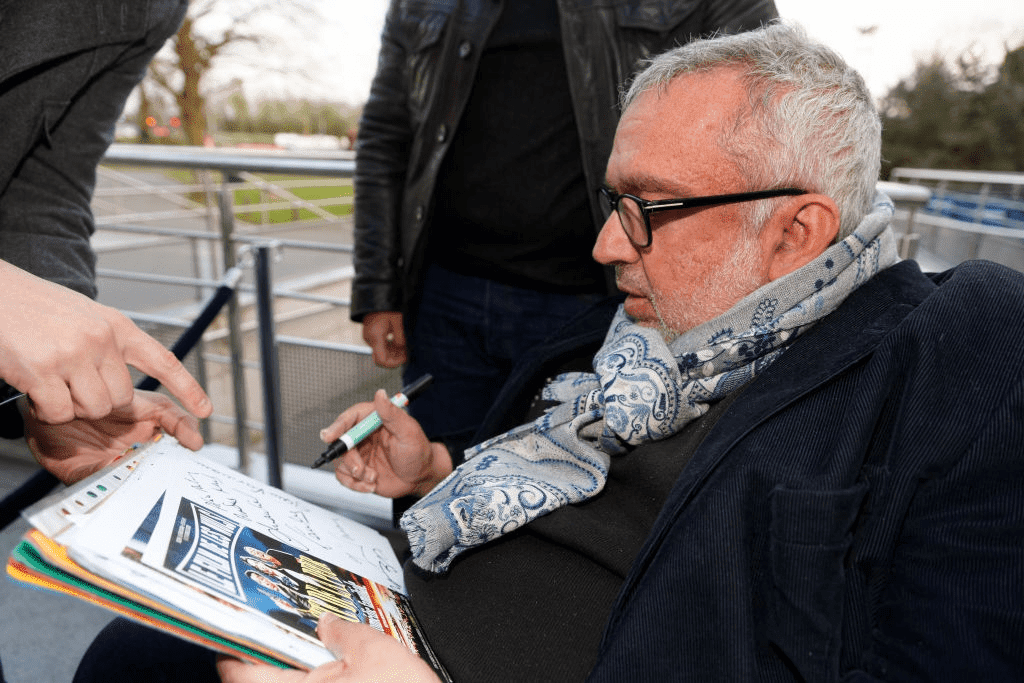 Le réalisateur Dominique Farrugia signe des autographes avant la première de "Sous le Meme Toit" au Kinepolis le 3 avril 2017 à Lille, France. | Photo : Getty Images