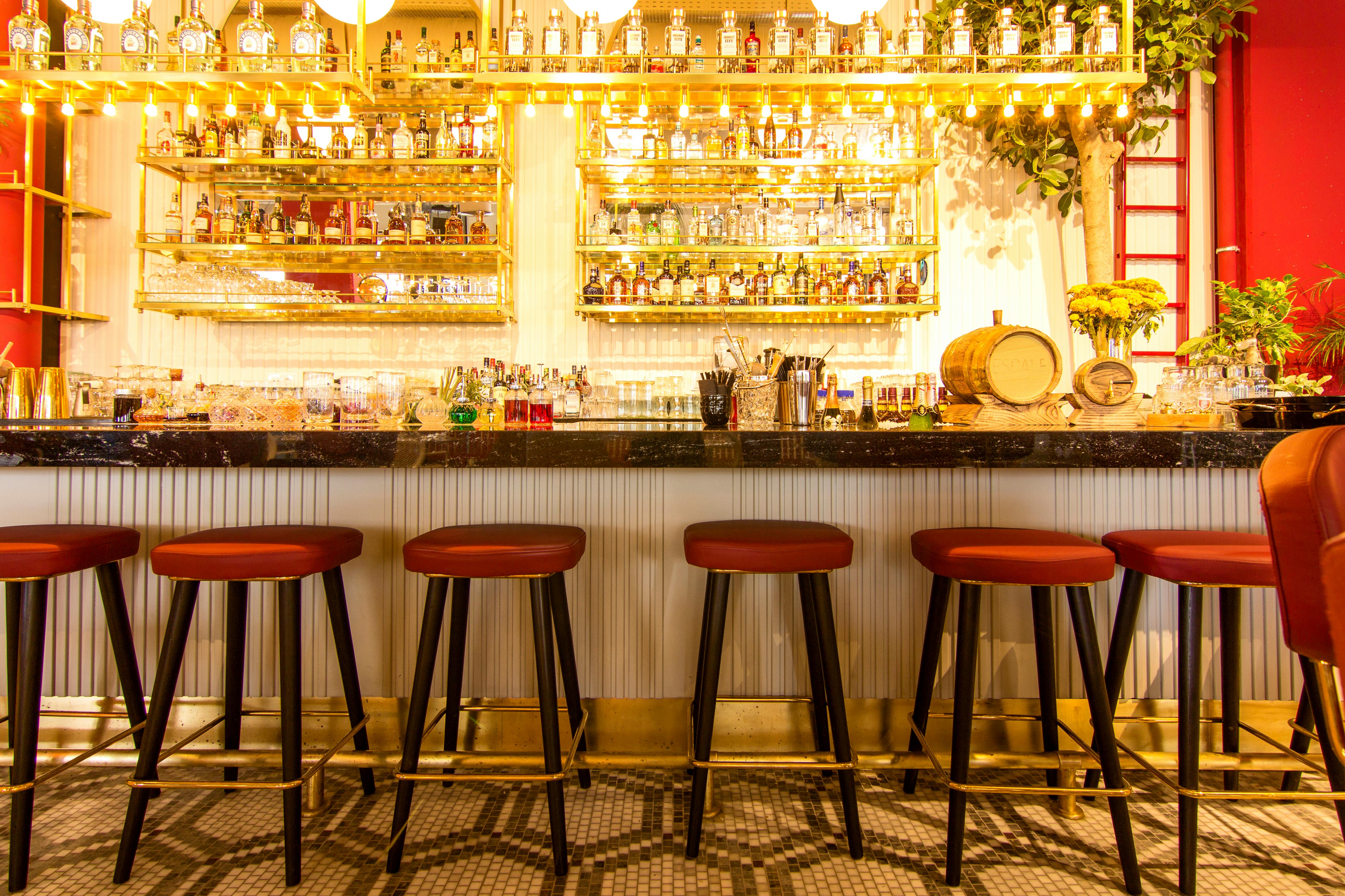 Un bar éclairé | Source : Pexels