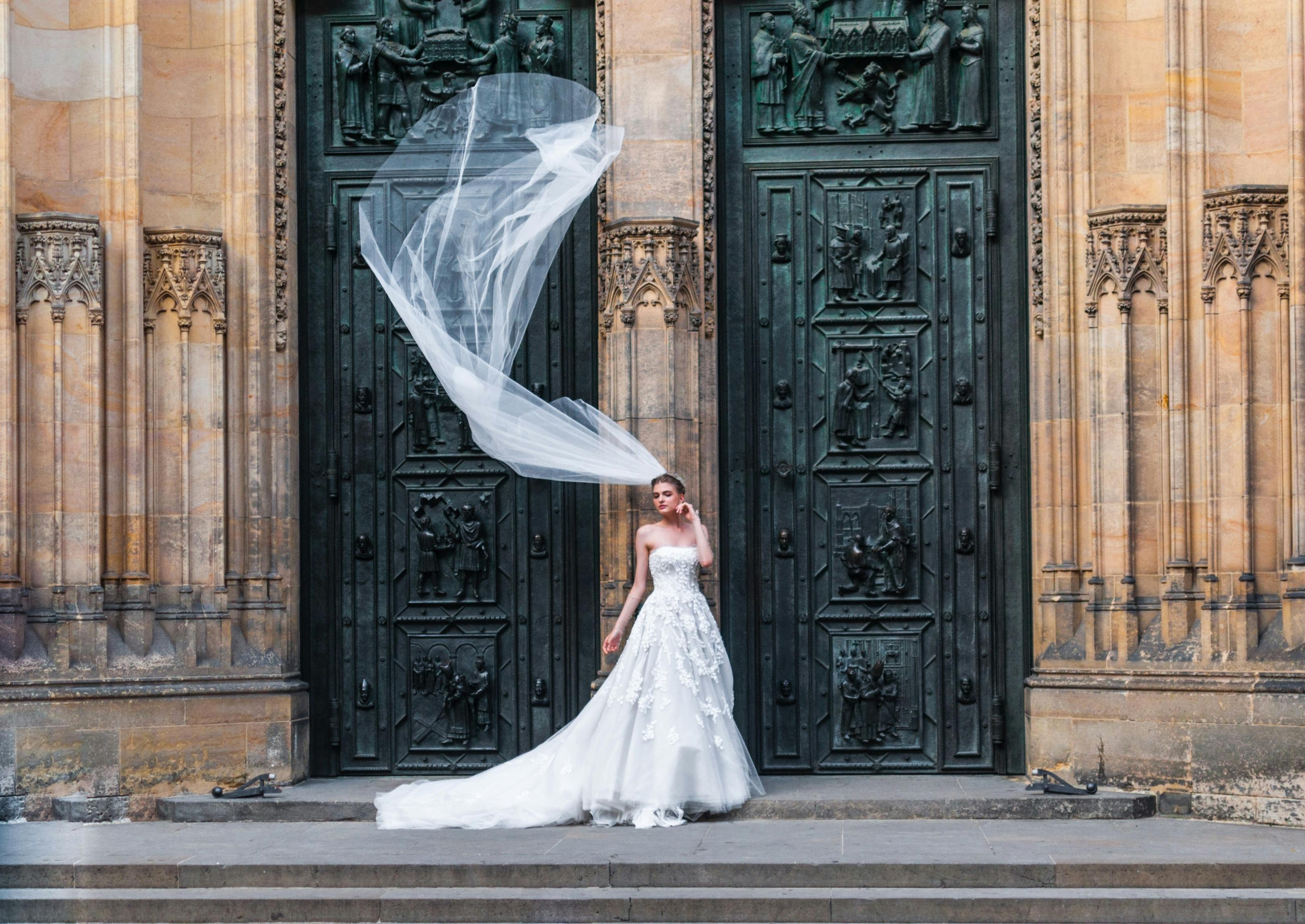 Une mariée se tenant devant des portes fermées | Source : Pexels