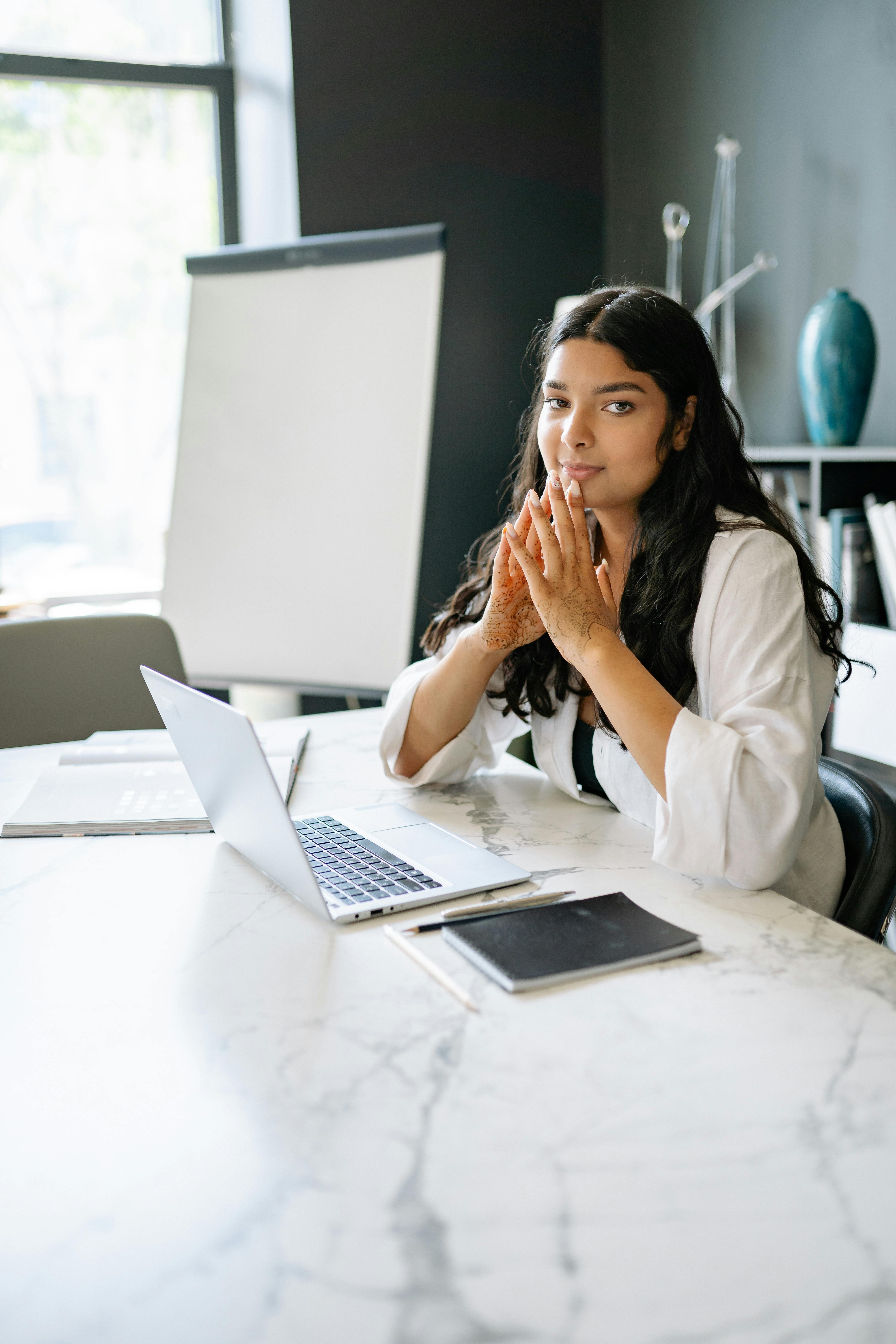 Femme dans un bureau | Source : Pexels