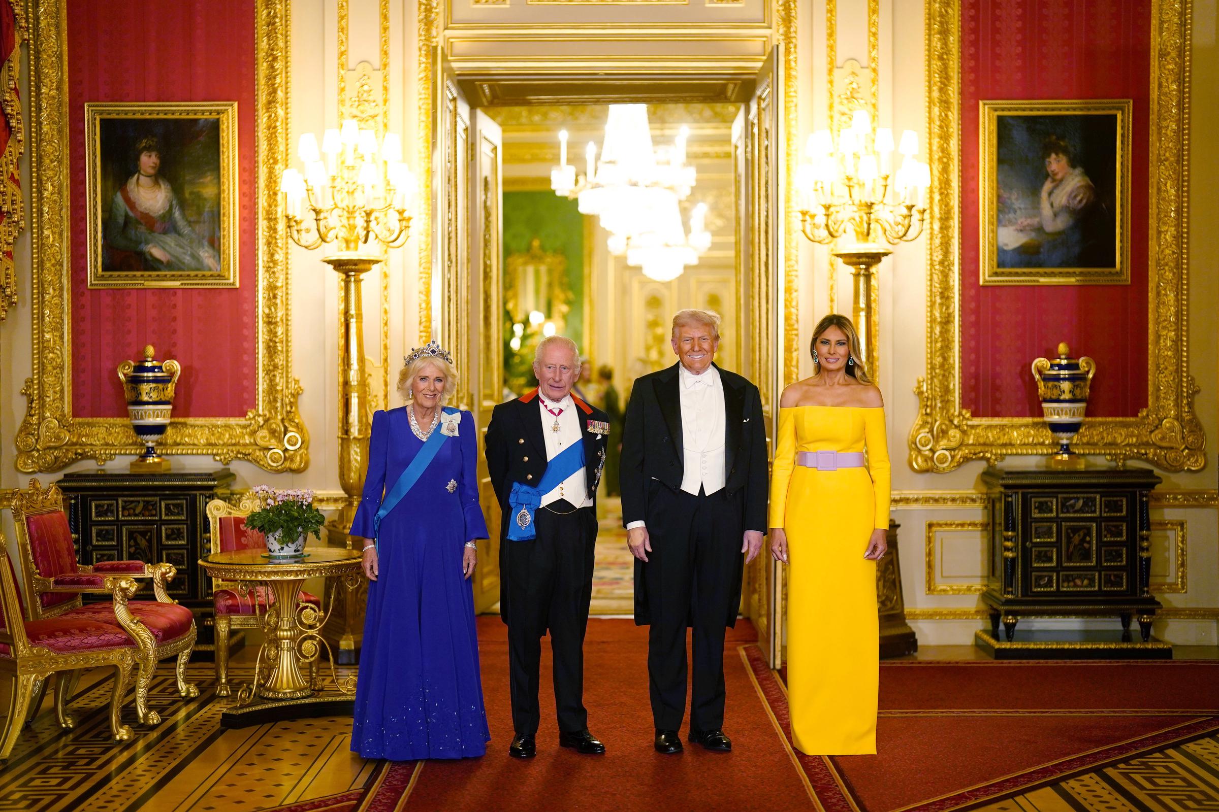 (De gauche à droite) La reine Camilla, le roi Charles III, le président américain Donald Trump et la première dame Melania Trump arrivent pour le banquet d'État organisé par le roi Charles III et les membres de la famille royale au château de Windsor lors de la visite d'État du président des États-Unis d'Amérique, le 17 septembre 2025, à Windsor, en Angleterre. | Source : Getty Images