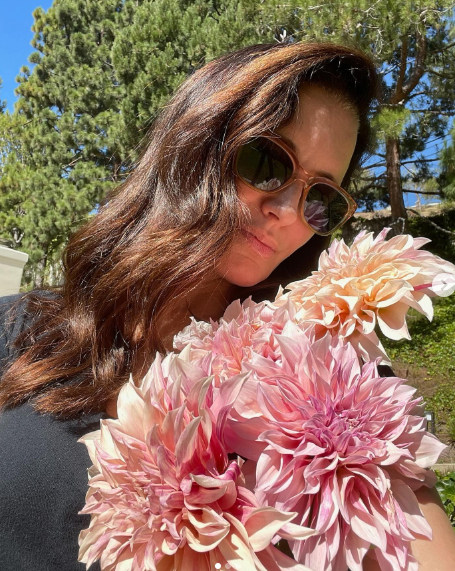 Kristin Davis pose en tenant des fleurs, en date du 20 mars 2024 | Source : Instagram/iamkristindavis