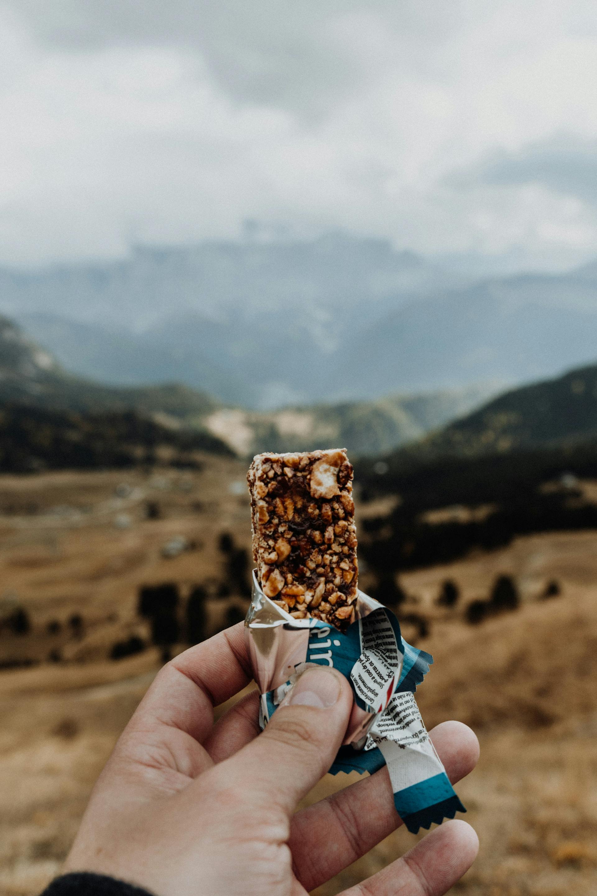 Une personne tenant une barre de céréales | Source : Pexels
