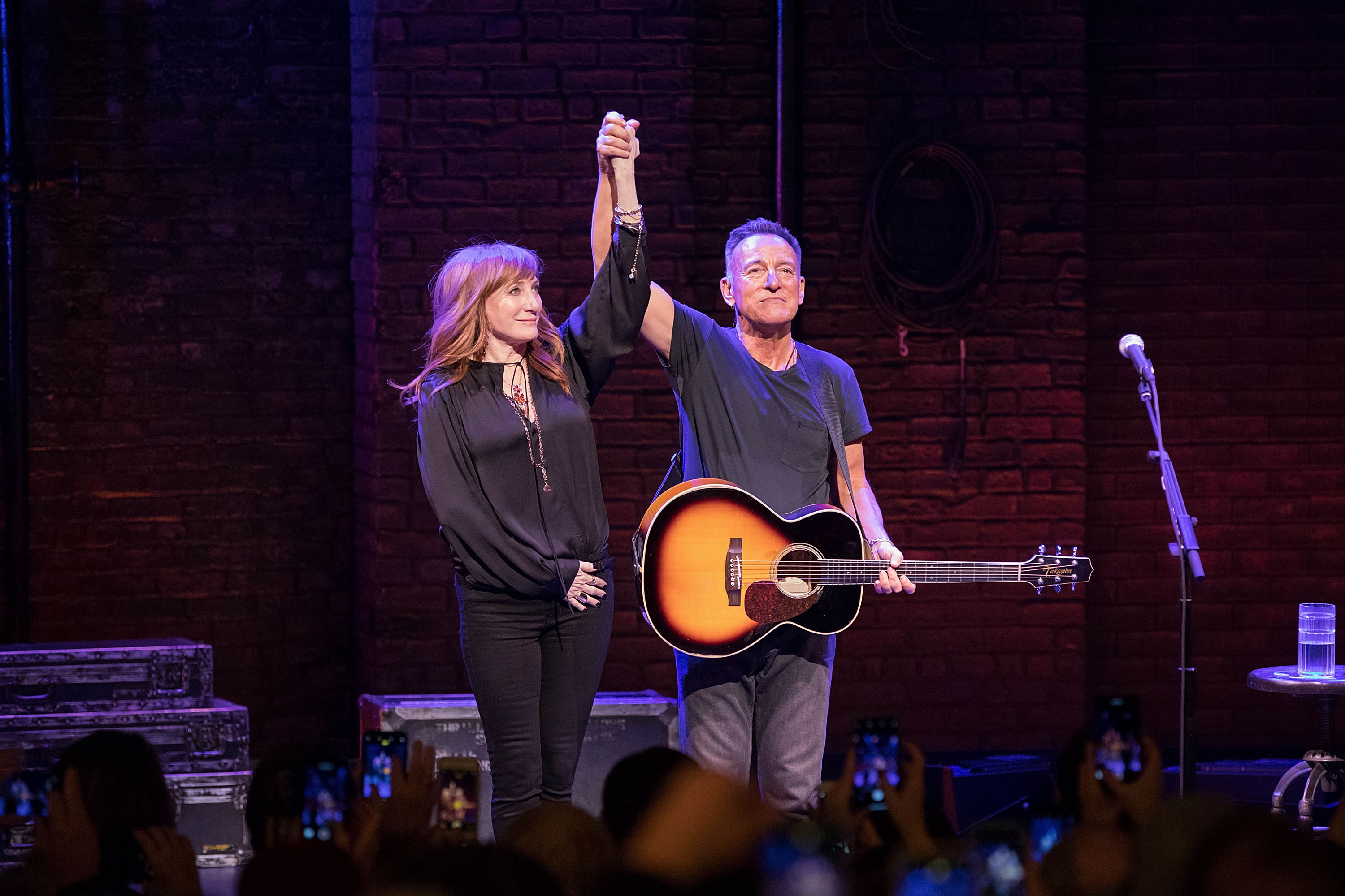 Patti Scialfa et Bruce Springsteen faisant leur dernier lever de rideau "Springsteen on Broadway" au théâtre Walter Kerr, le 15 décembre 2018, à New York. | Source : Getty Images