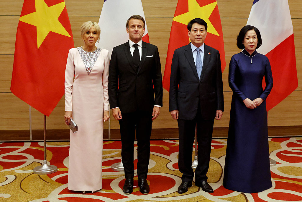 Le président vietnamien Luong Cuong avec son épouse Nguyen Thi Minh Nguyet  pose aux côtés de son homologue français Emmanuel Macron et de son épouse Brigitte Macron lors d'un dîner d'État au Centre international des congrès à Hanoï, le 26 mai 2025. (Photo by Ludovic MARIN / AFP) (Photo by LUDOVIC MARIN/AFP via Getty Images)