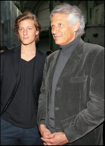 Dominique De Villepin et son fils Arthur - Exposition "Monumenta 2007" d'Anselm Kiefer au Grand Palais à Paris. | Photo : Getty Images