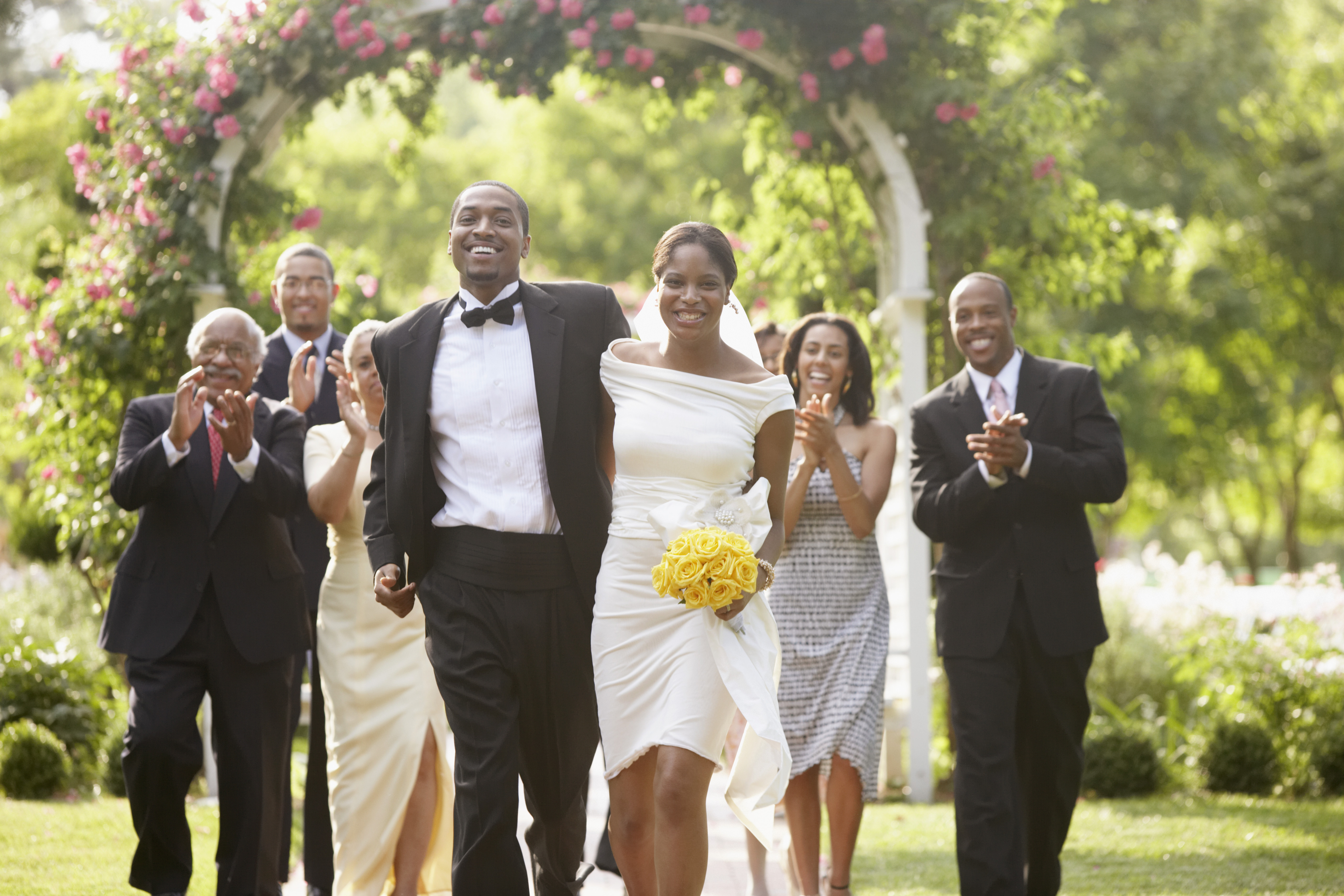Les invités d'un mariage applaudissent les jeunes mariés | Source : Getty Images