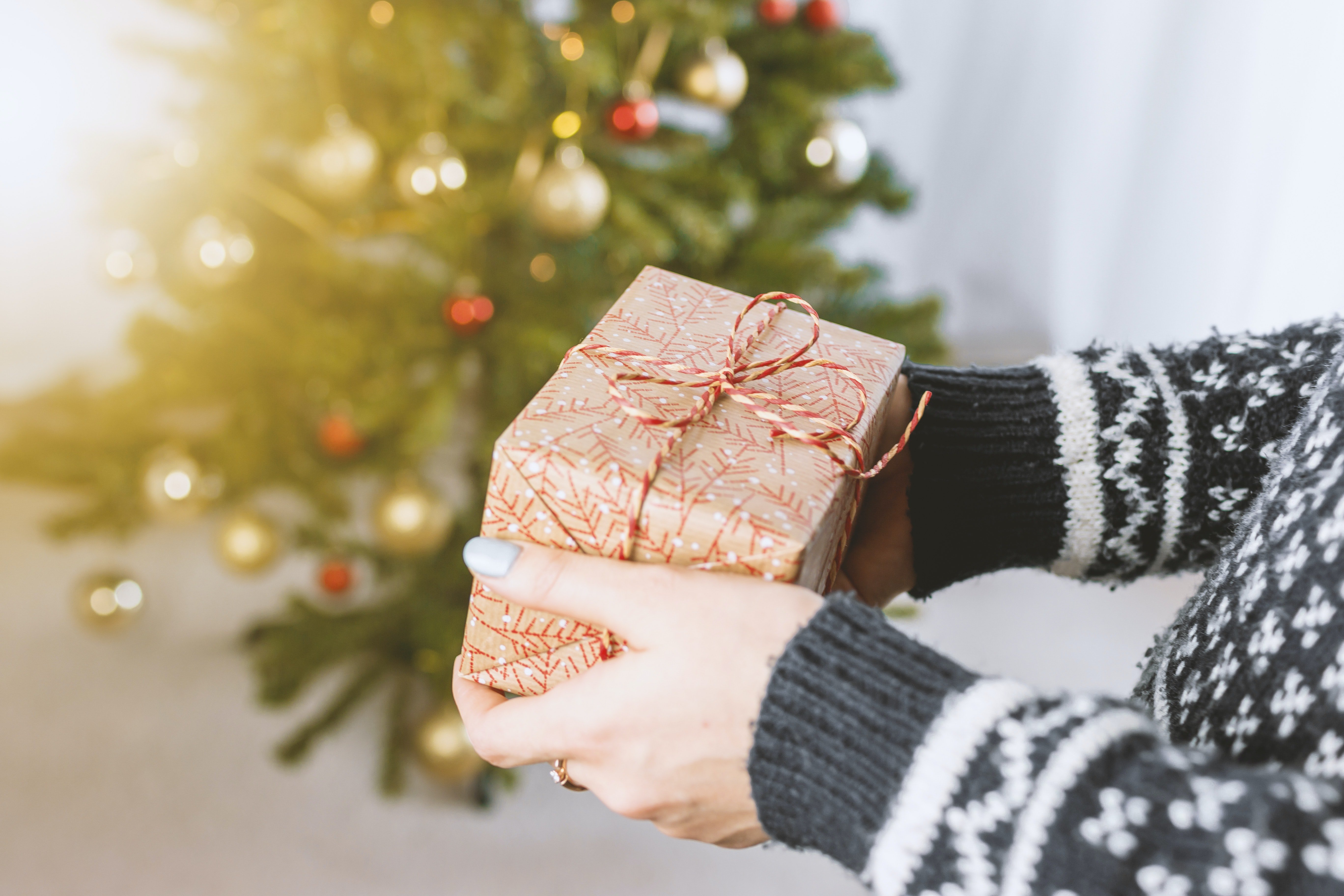 AP a également acheté des cadeaux pour les membres de sa famille et n'était pas sûre que ce soit bien compte tenu de sa situation financière | Photo : Unsplash