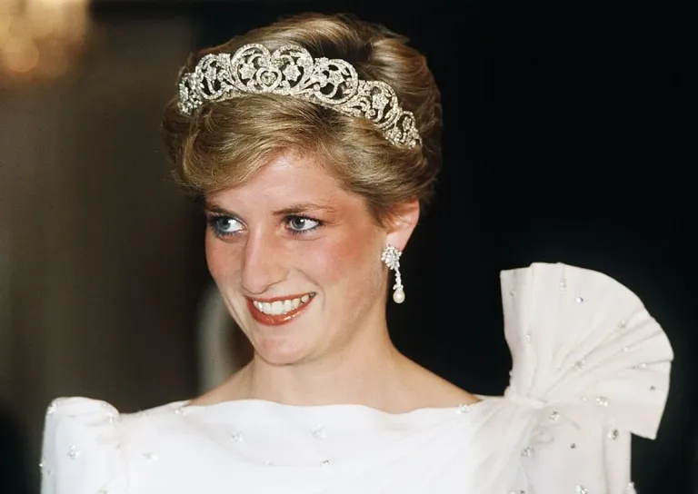 La princesse Diana portant l'un des diadèmes royaux, vers 1992. | Source : Getty Images