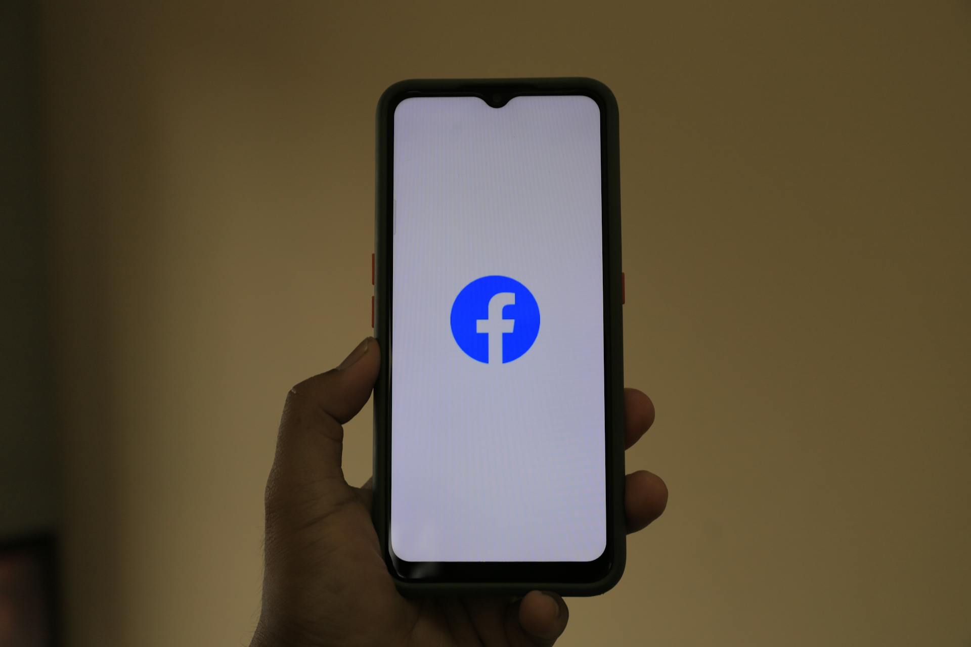 Logo Facebook sur un téléphone | Source : Pexels