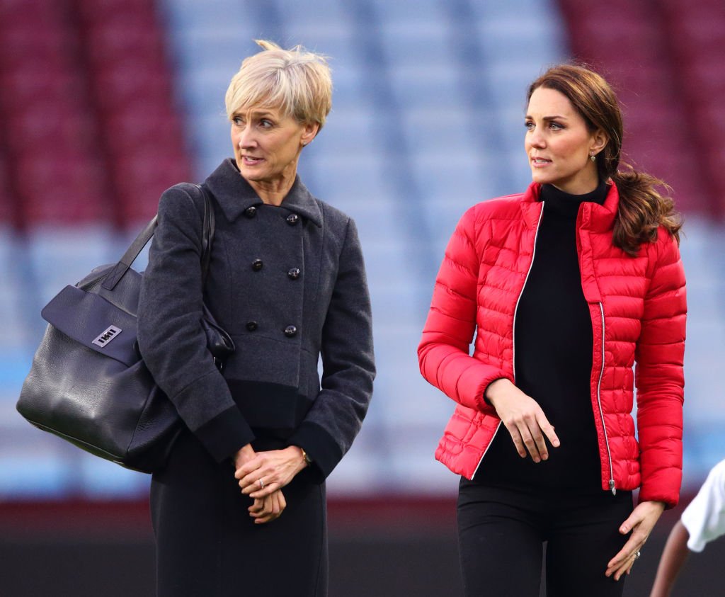 Catherine accompagnée de sa secrétaire privée Catherine Quinn, visite le club de football Aston Villa le 22 novembre 2017 à Birmingham. | Photo : Getty Images
