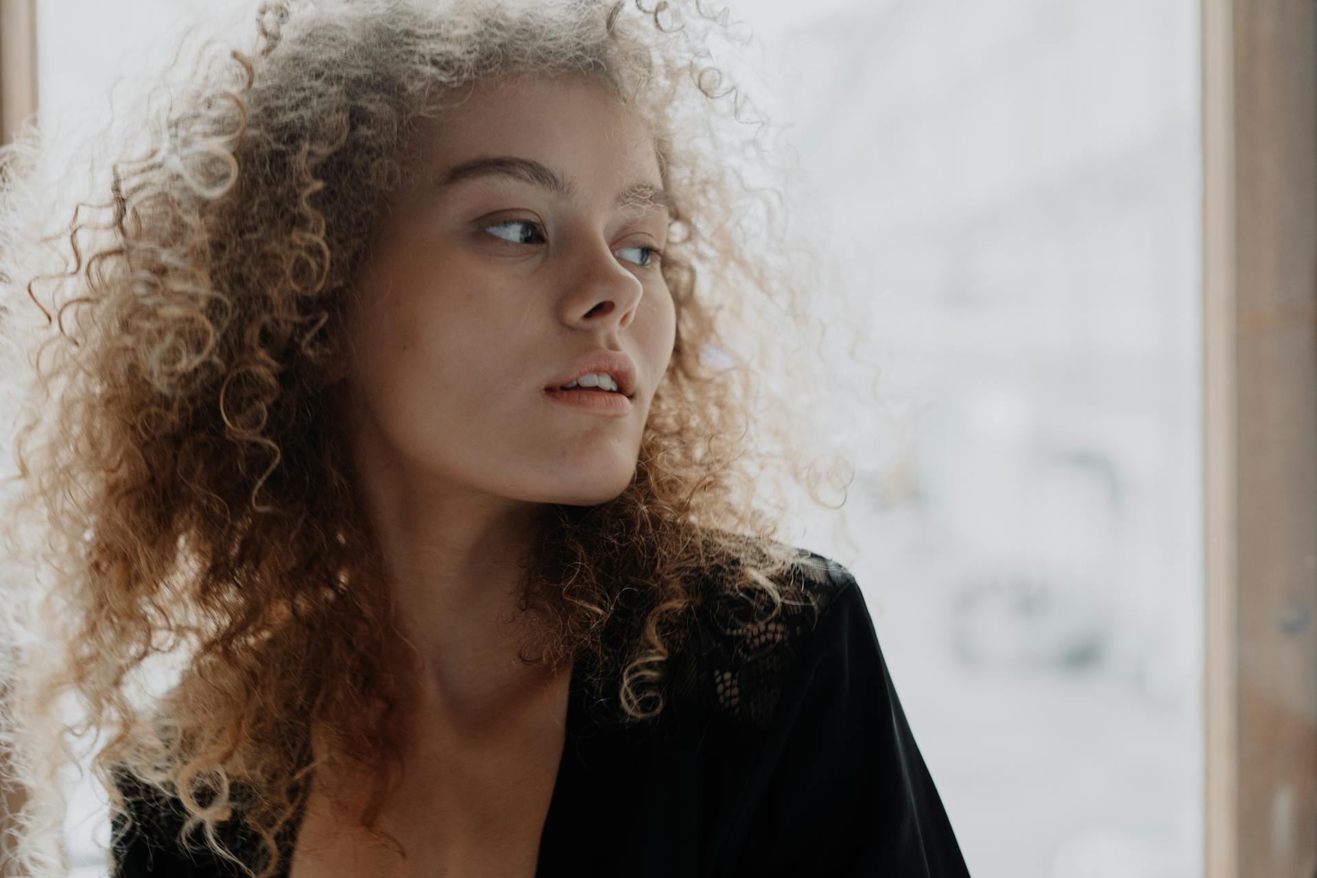 Une femme qui jette un coup d'œil en arrière sur quelque chose | Source : Pexels