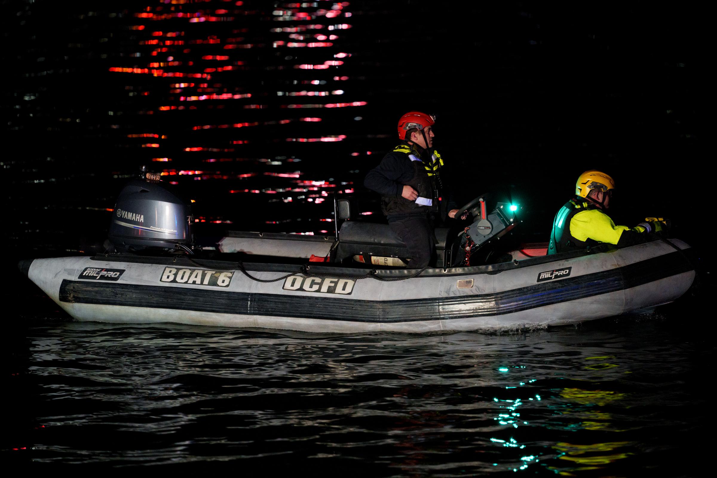 Une équipe d'intervention d'urgence se dirige vers l'épave d'un avion dans la rivière Potomac, le 30 janvier 2025, à Arlington, en Virginie. | Source : Getty Images