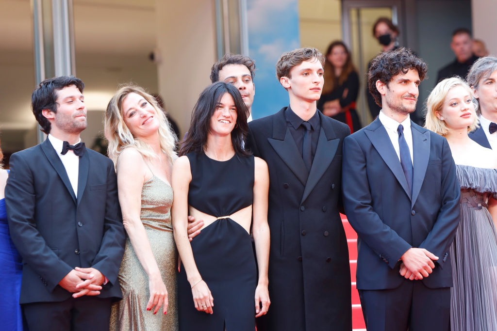 Baptiste Carrion-Weiss, Suzanne Lindon, Valeria Bruni Tedeschi, Sofiane Bennacer, Vassili Schneider et Louis Garrel lors du 75e festival de Cannes le 22 mai 2022. | Source : Getty Images