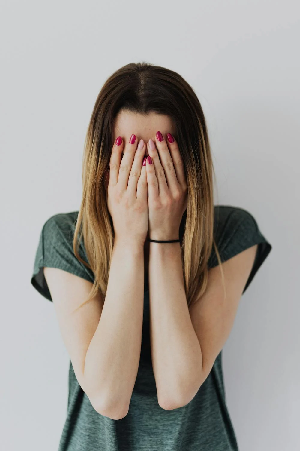 Une femme se couvrant le visage avec ses mains | Source : Pexels