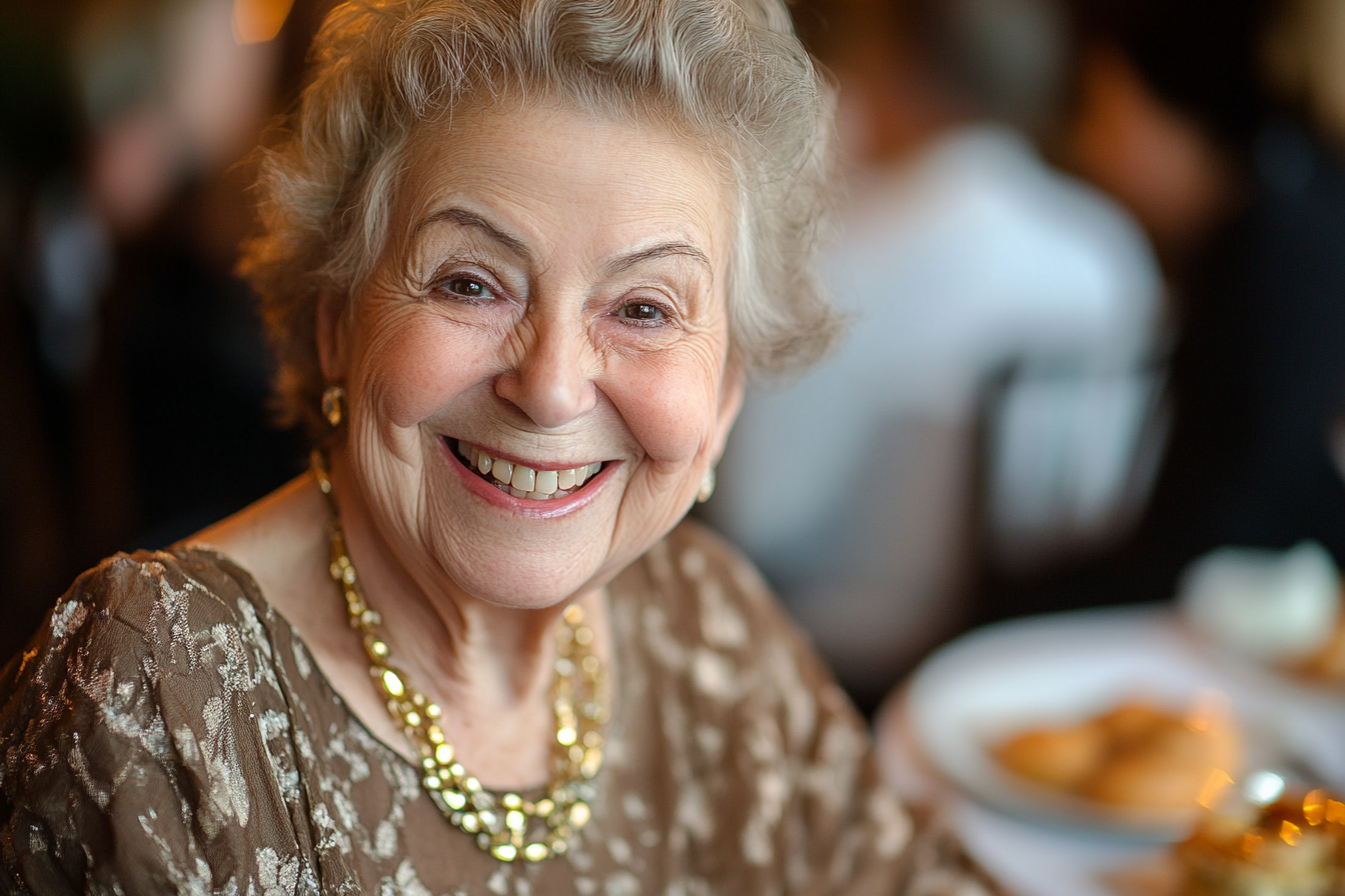 Une femme âgée dans un restaurant qui sourit à quelqu'un | Source : Midjourney