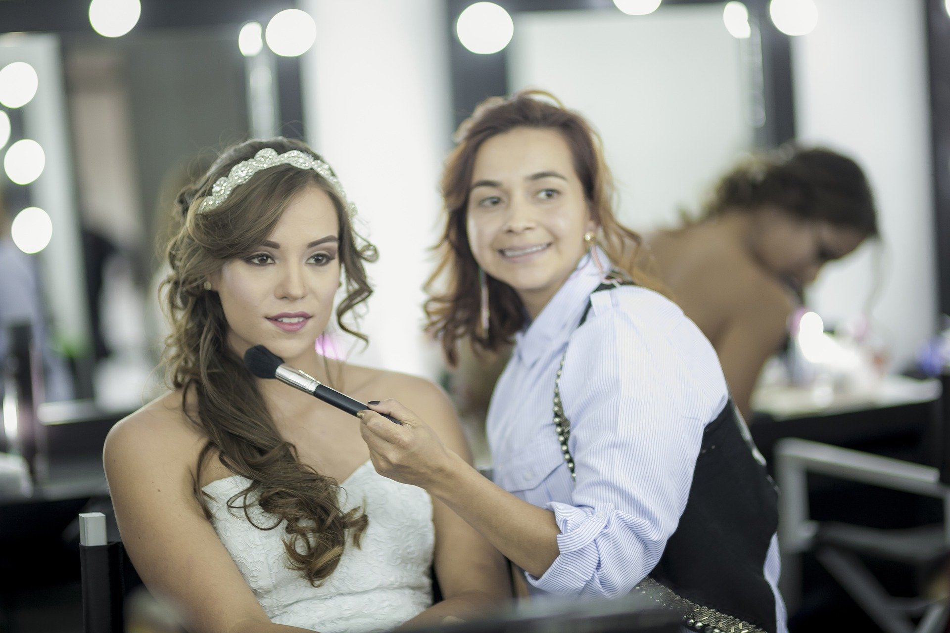 Une mariée qui se fait maquiller | photo : Pixabay