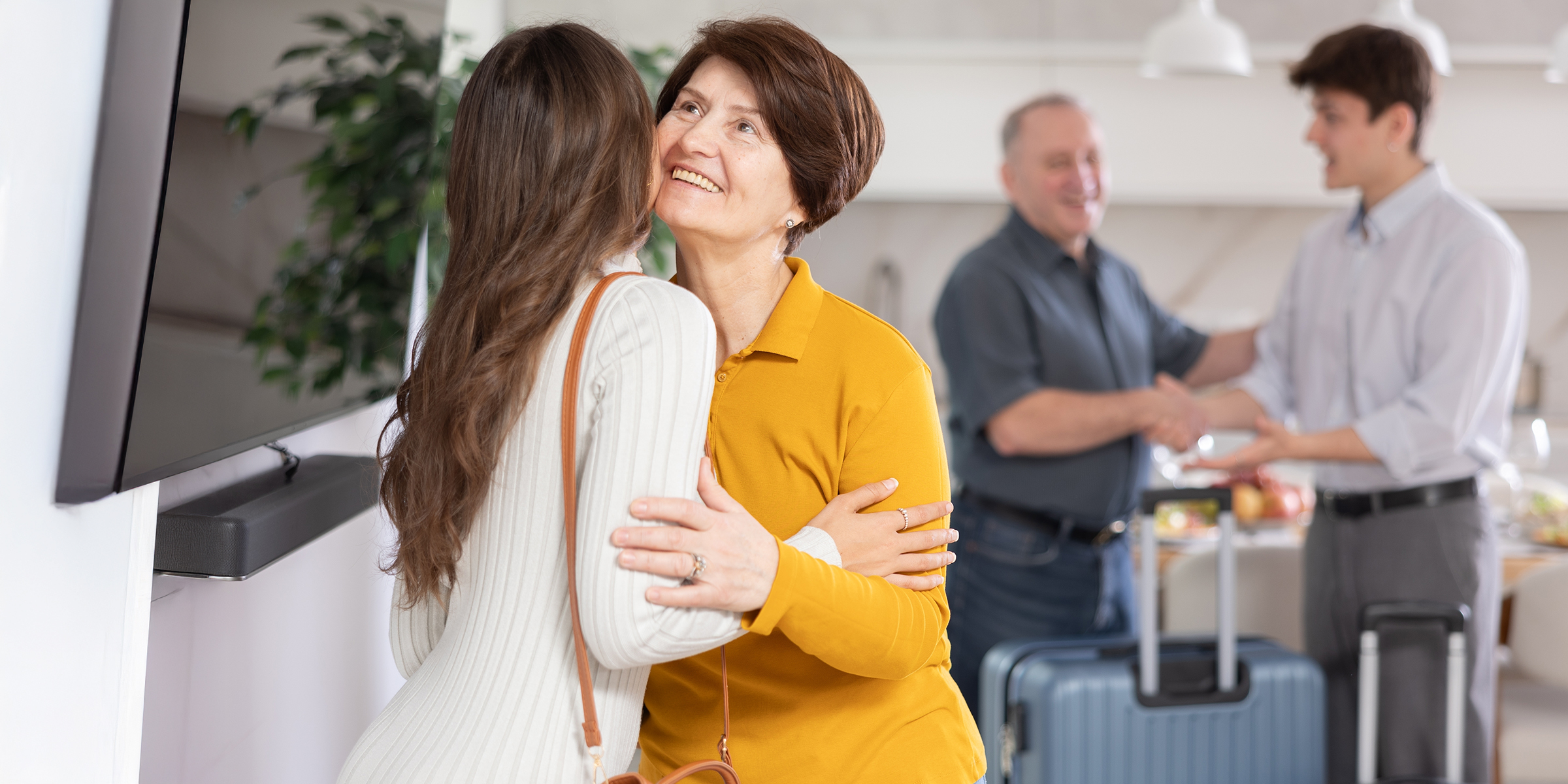 Un jeune couple accueille un couple plus âgé | Source : Shutterstock