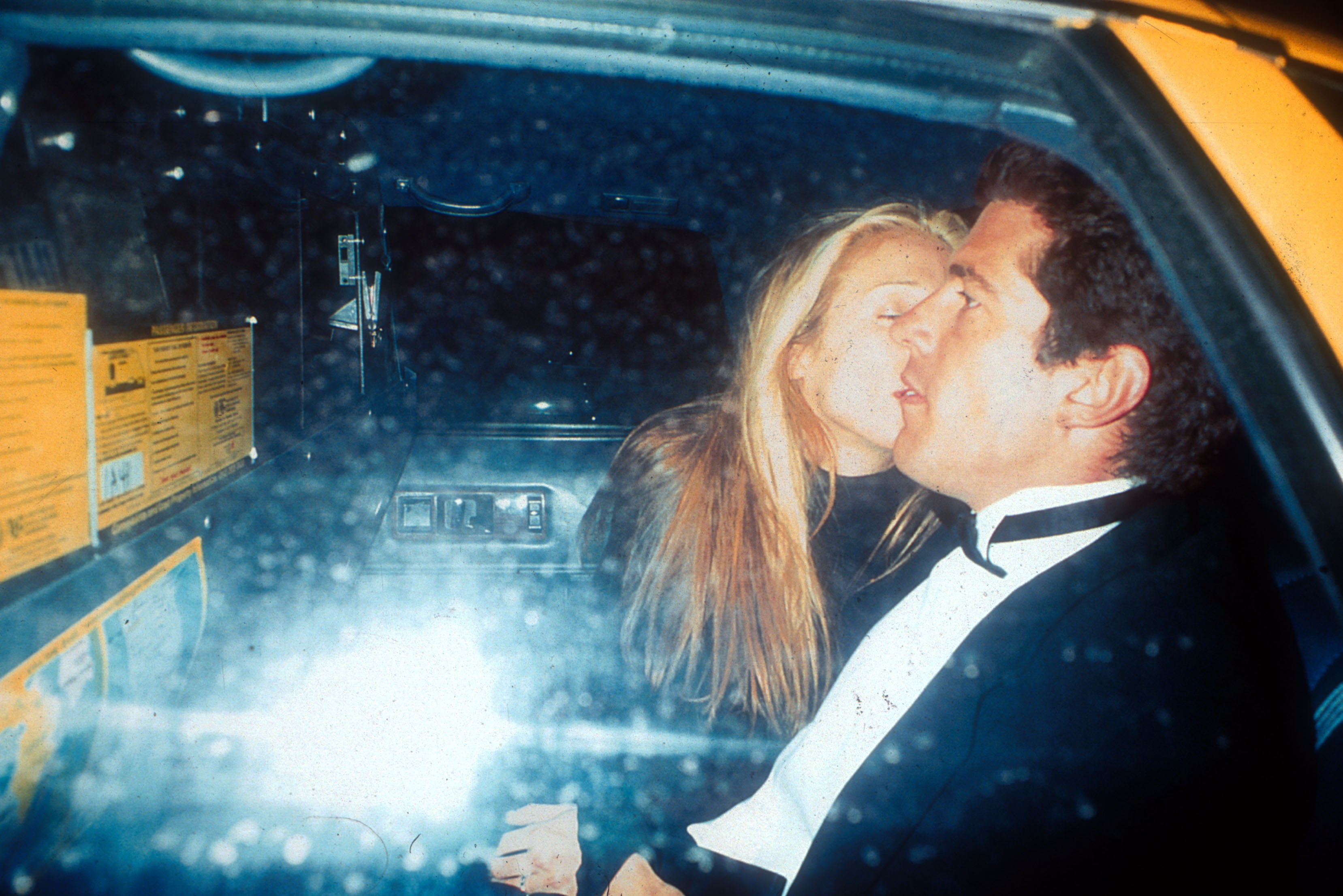 Caroline Bessette et John F. Kennedy Jr. à l'arrière d'un taxi à New York le 11 mars 1996. | Source : Getty Images