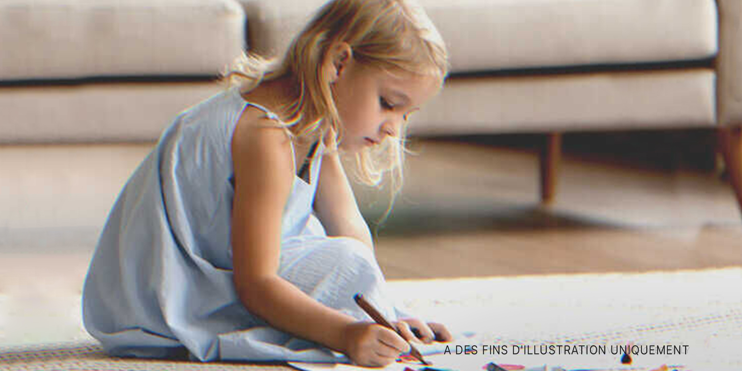 Petite fille faisant un dessin | Source : Shutterstock