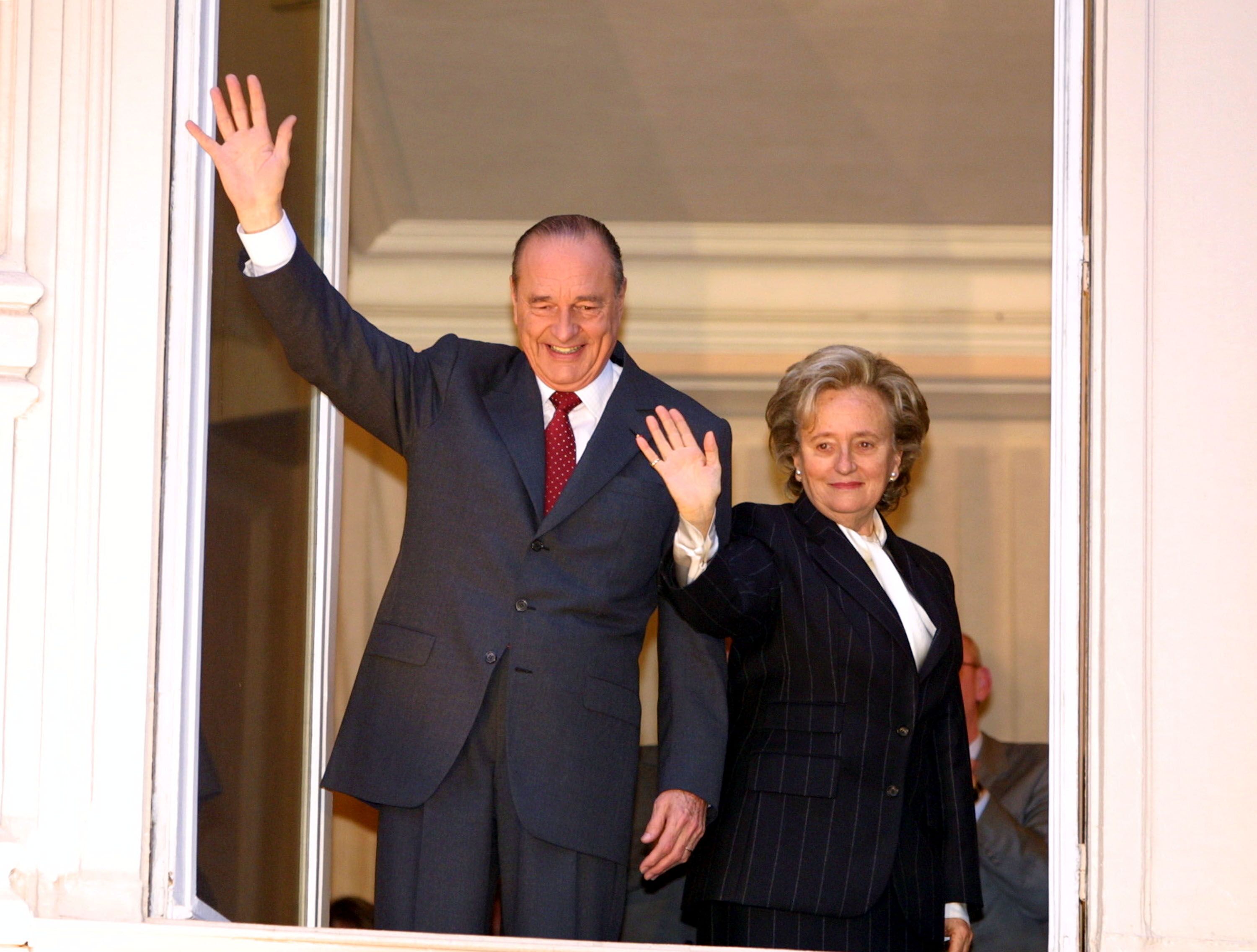 Jacques Chirac et son épouse Bernadette saluent les supporteurs à Paris. | Photo : GettyImage
