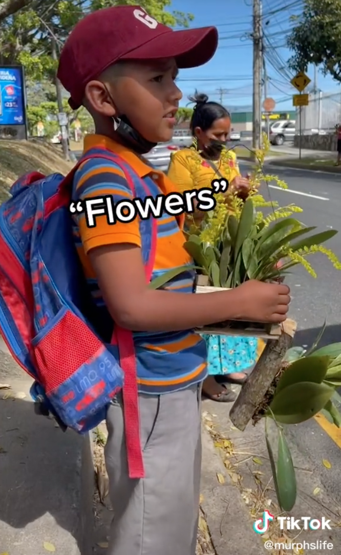 Ernesto vendait des fleurs dans la rue. | Source : TikTok.com/murphslife