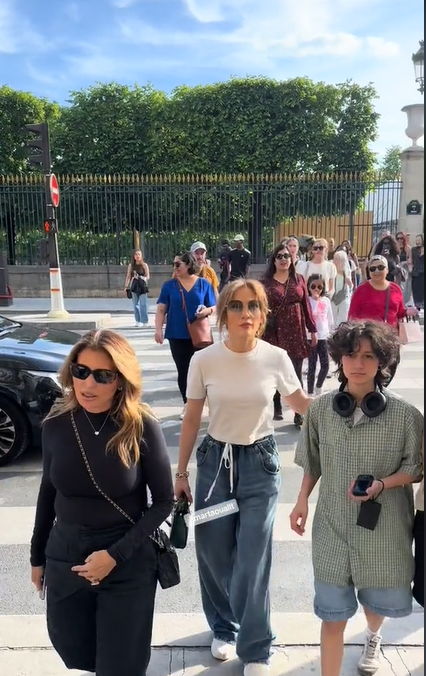 Jennifer Lopez et Emme Muñiz marchant dans la rue, comme on peut le voir dans une vidéo partagée le 20 mai 2024. | Source : TikTok/taoualitamar