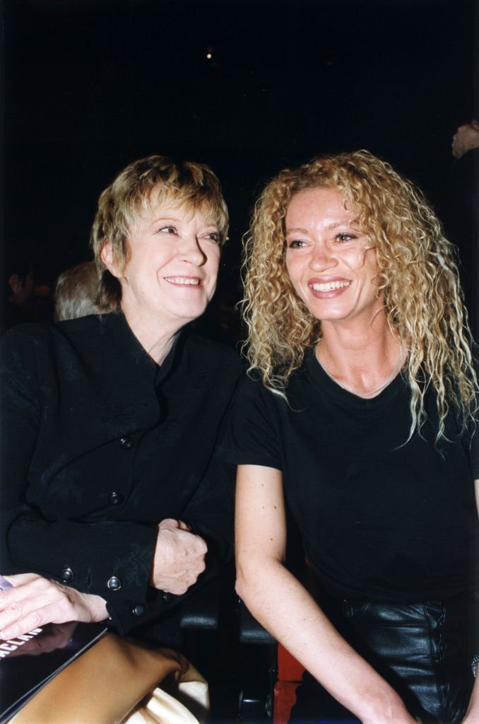 Alice Dona et sa fille Raphaëlle Ricci à la Générale de la comédie musicale Mégalopolis le 18 février 1999 à Paris, France. | Photo : Getty Images