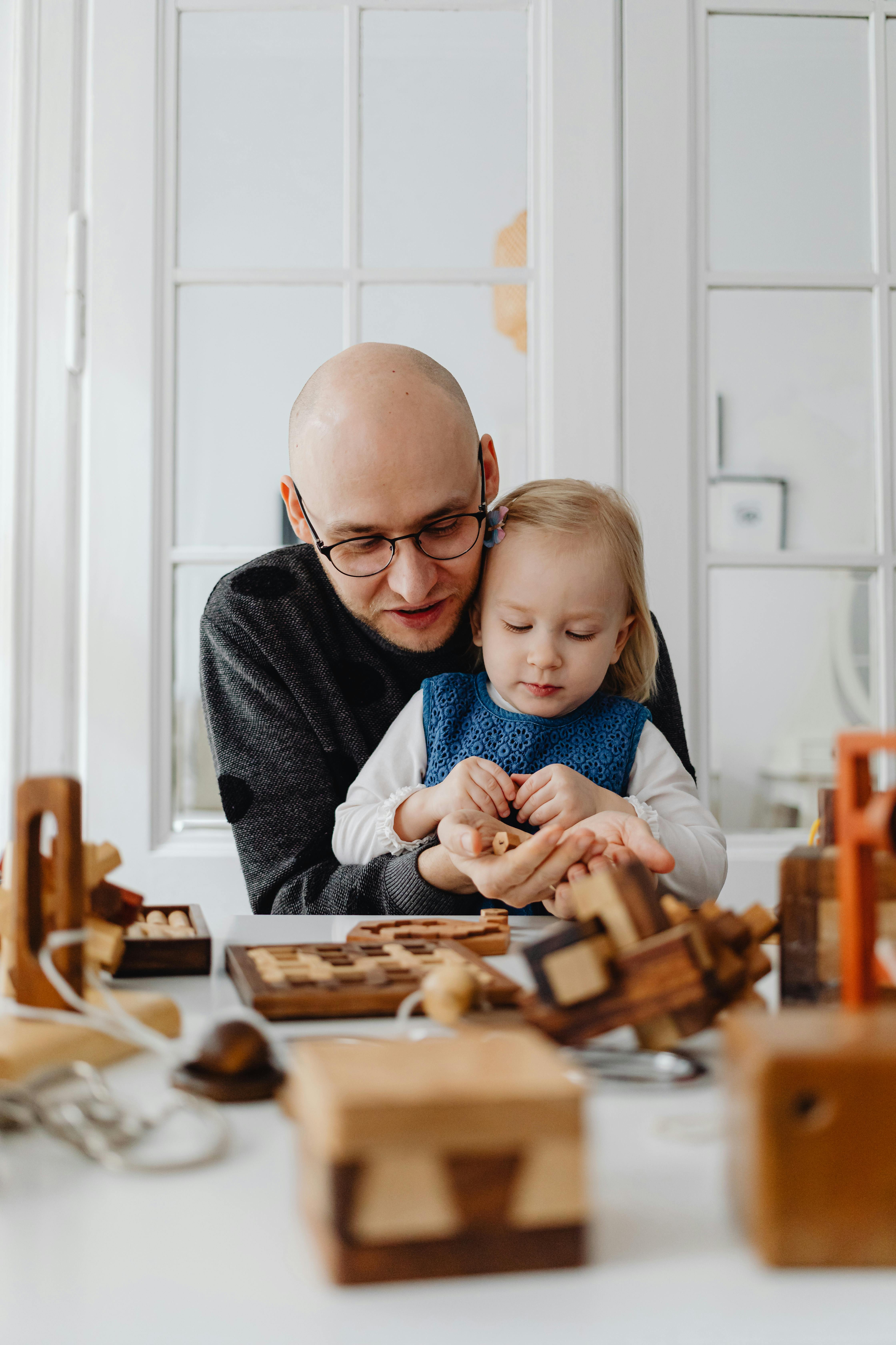 Un père joue avec sa petite fille | Source : Pexels