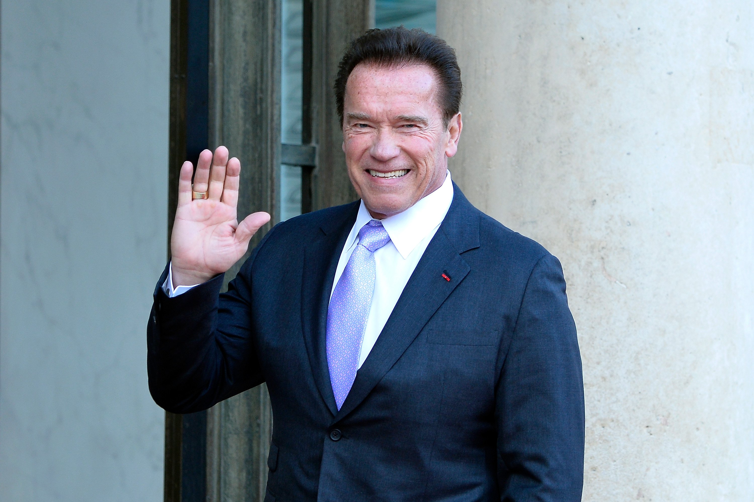 Arnold Schwarzenegger arrive pour une réunion avec le président français Emmanuel Macron en 2017. | Source: Getty Images