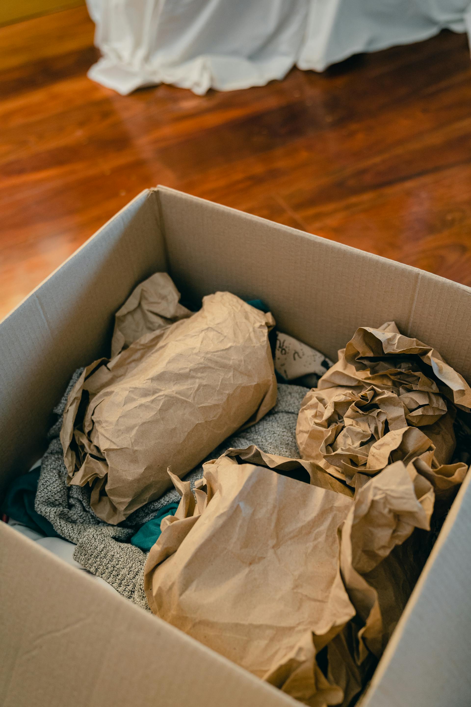 Des objets emballés dans une boîte en carton | Source : Pexels
