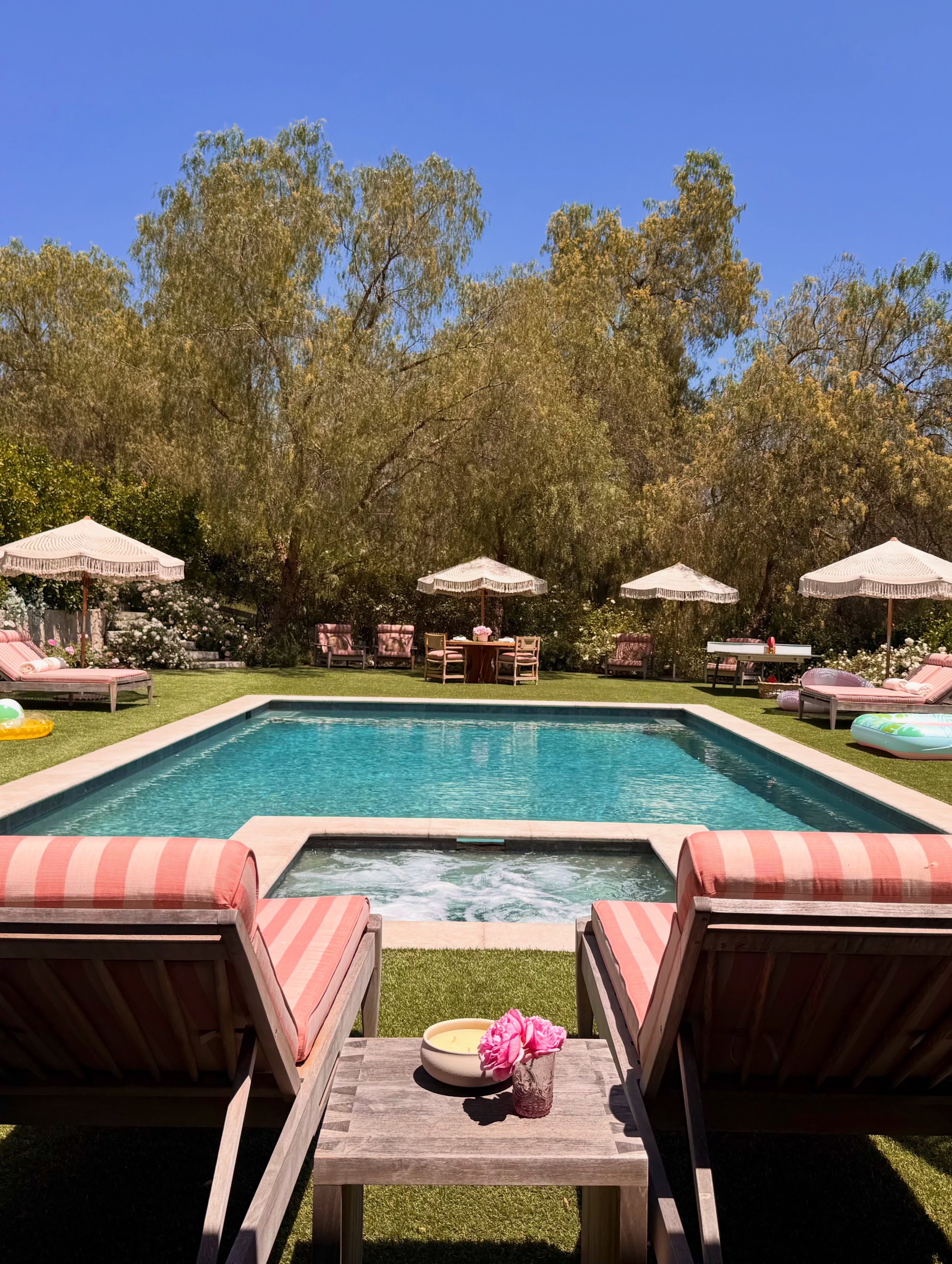La piscine de Jennifer Lopez, d'après un post mis en ligne le 26 mai 2026 | Source : Facebook/Jennifer Lopez