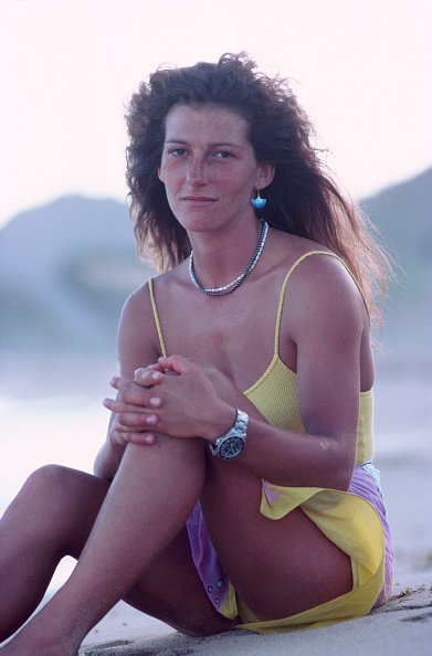 Portrait de la navigatrice Florence Arthaud sur son voilier Biotherm en décembre 1983 à la Guadeloupe | Photo : Getty Images