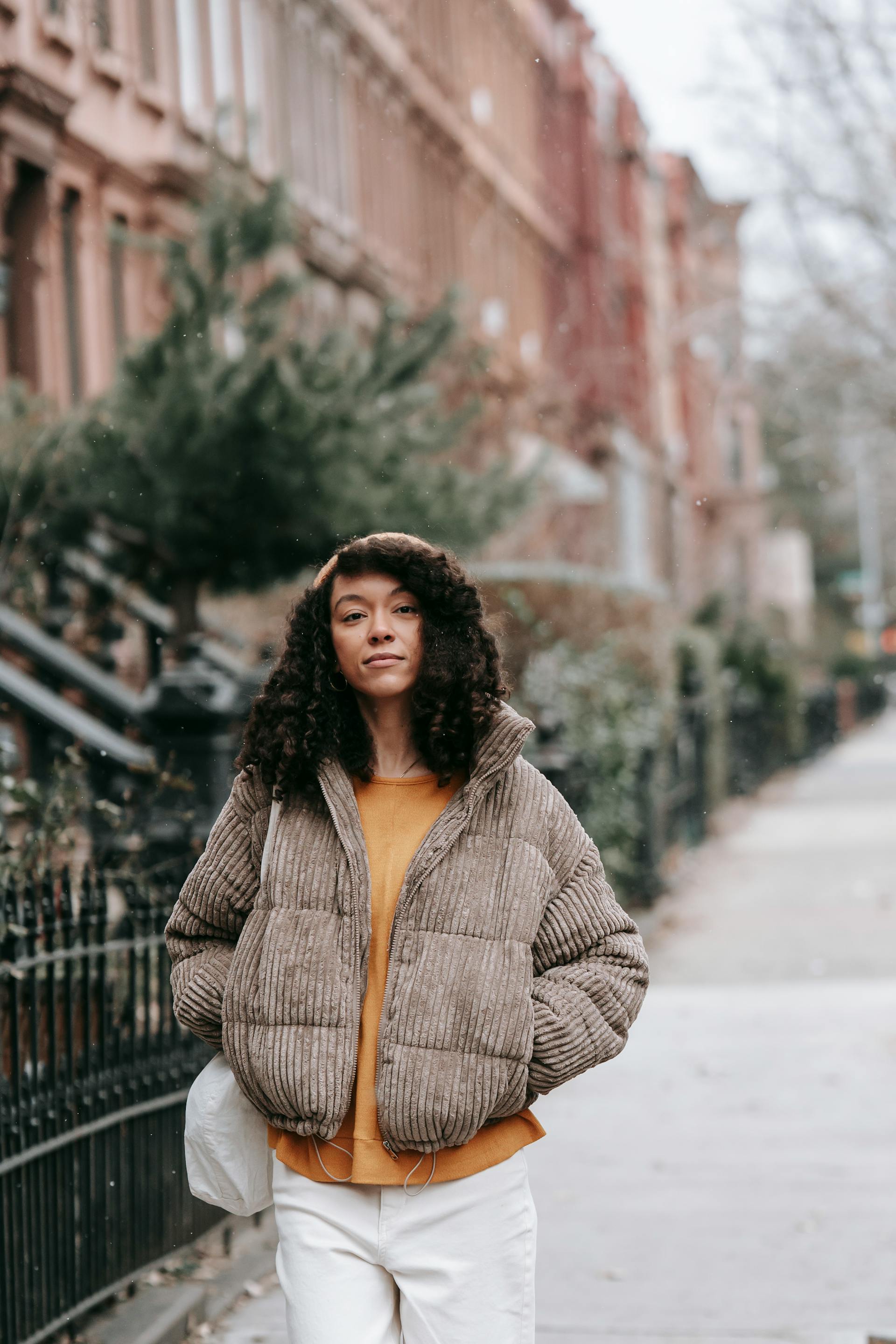 Une femme confiante marchant dans la rue | Source : Pexels