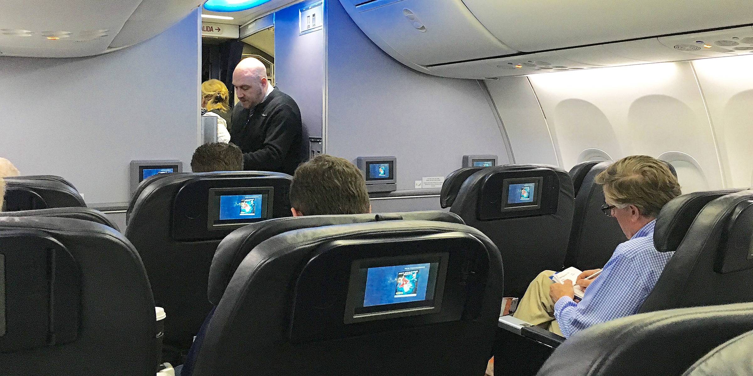 L'intérieur d'un avion | Source : Flickr